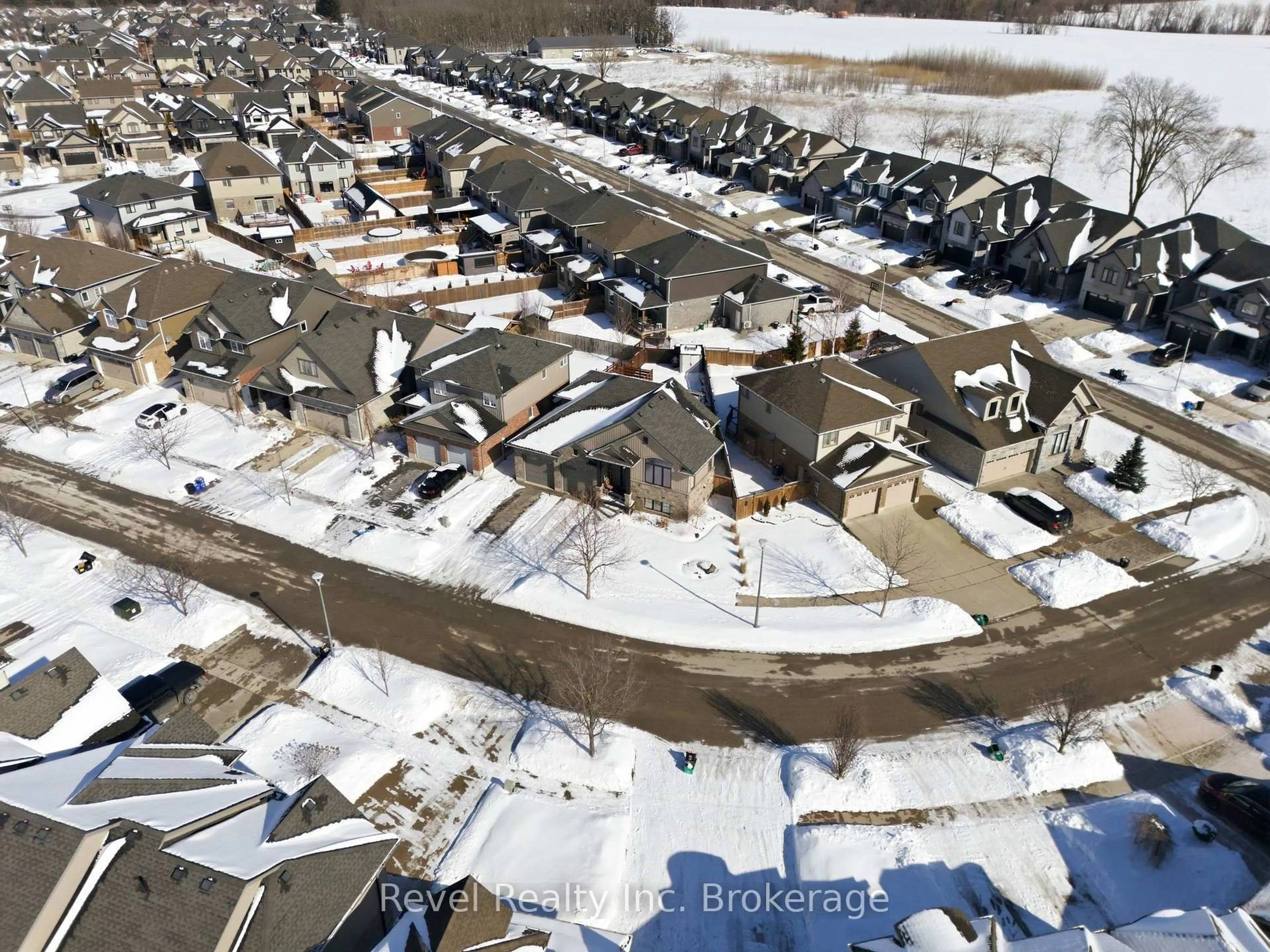 A pic from outside/outdoor area/front of a property/back of a property/a pic from drone, street for 624 Halifax Rd, Woodstock Ontario N4T 0E8