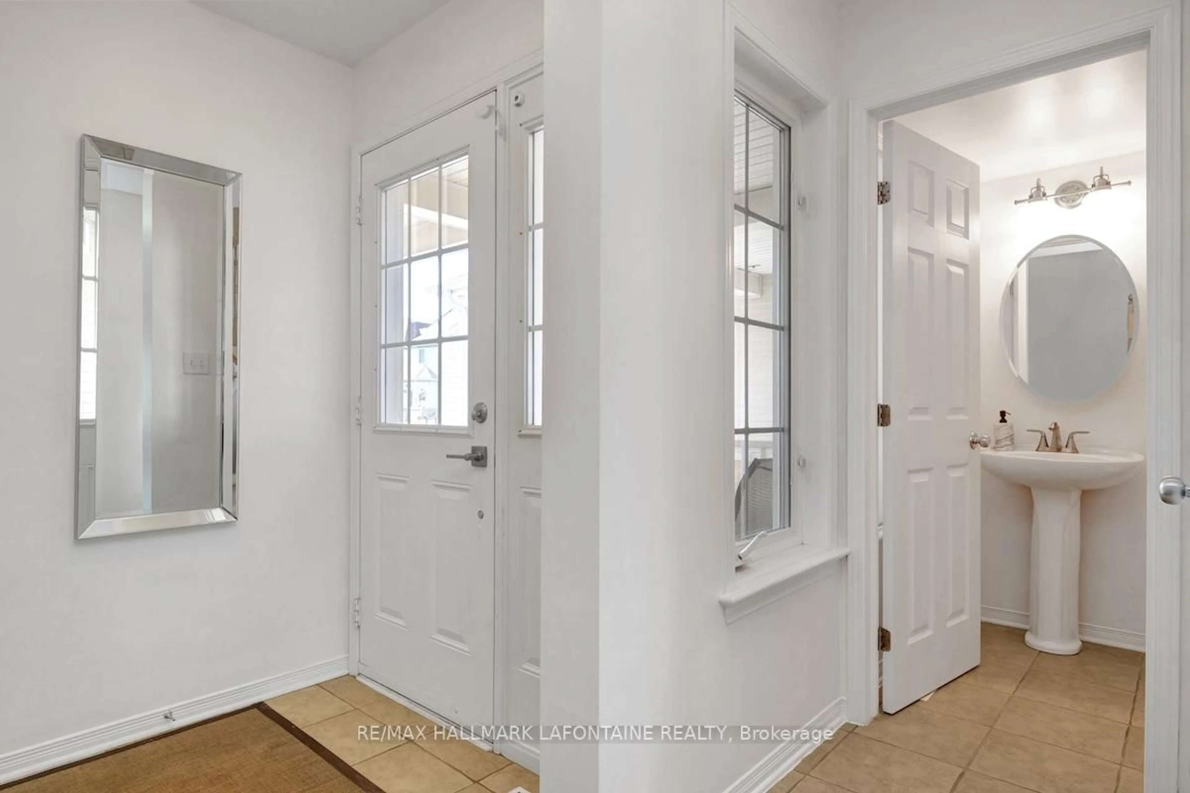 Indoor entryway for 442 Wisteria Cres, Ottawa Ontario K1V 0P1