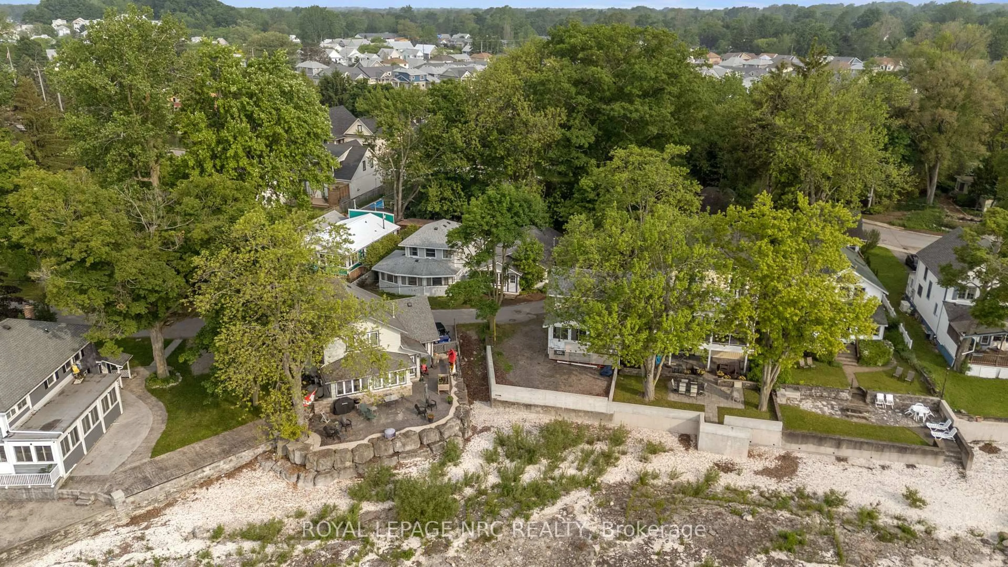A pic from outside/outdoor area/front of a property/back of a property/a pic from drone, city buildings view from balcony for 3786 Terrace Lane, Fort Erie Ontario L0S 1B0