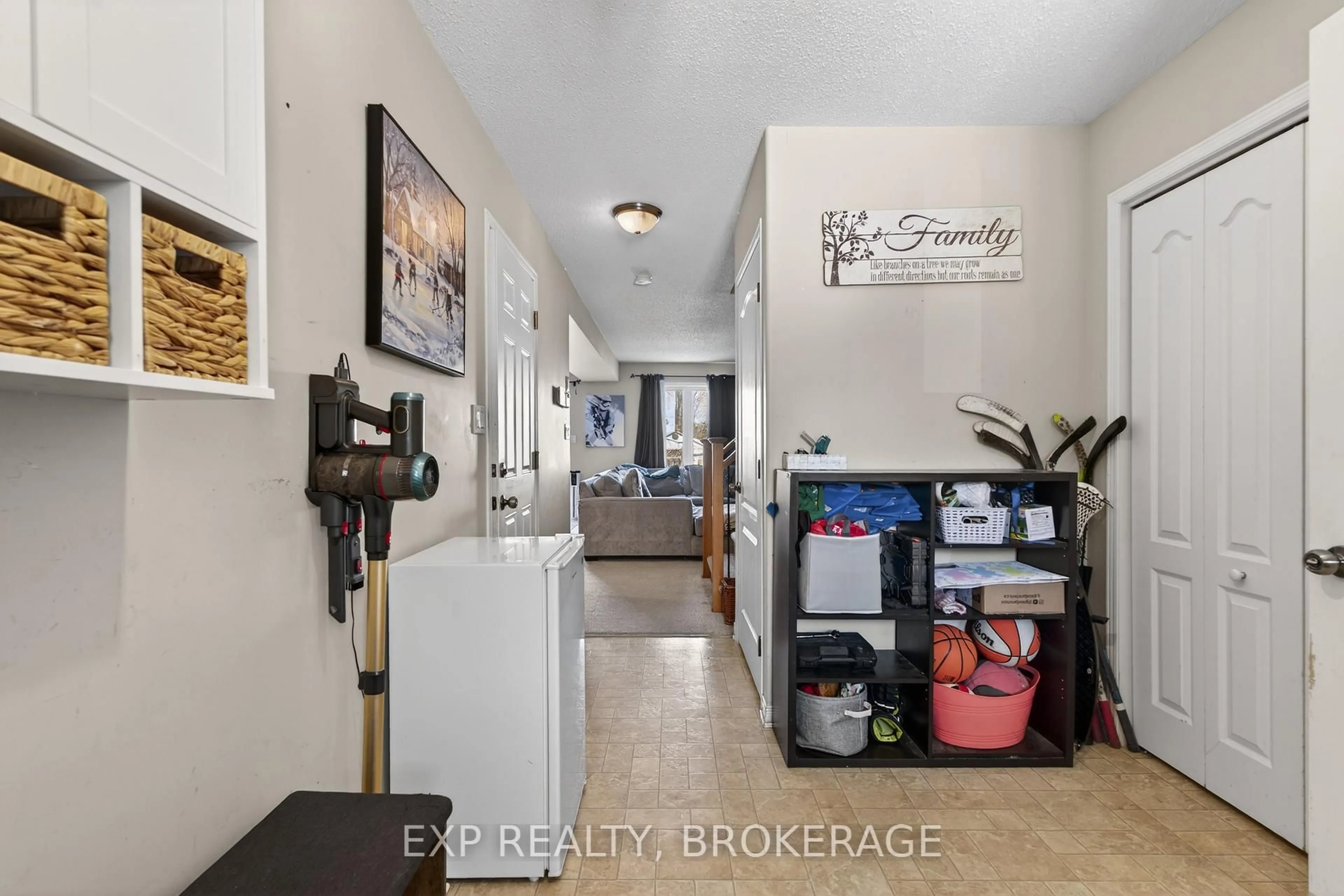 Indoor entryway for 504 ST MARTHA St, Kingston Ontario K7K 0A5