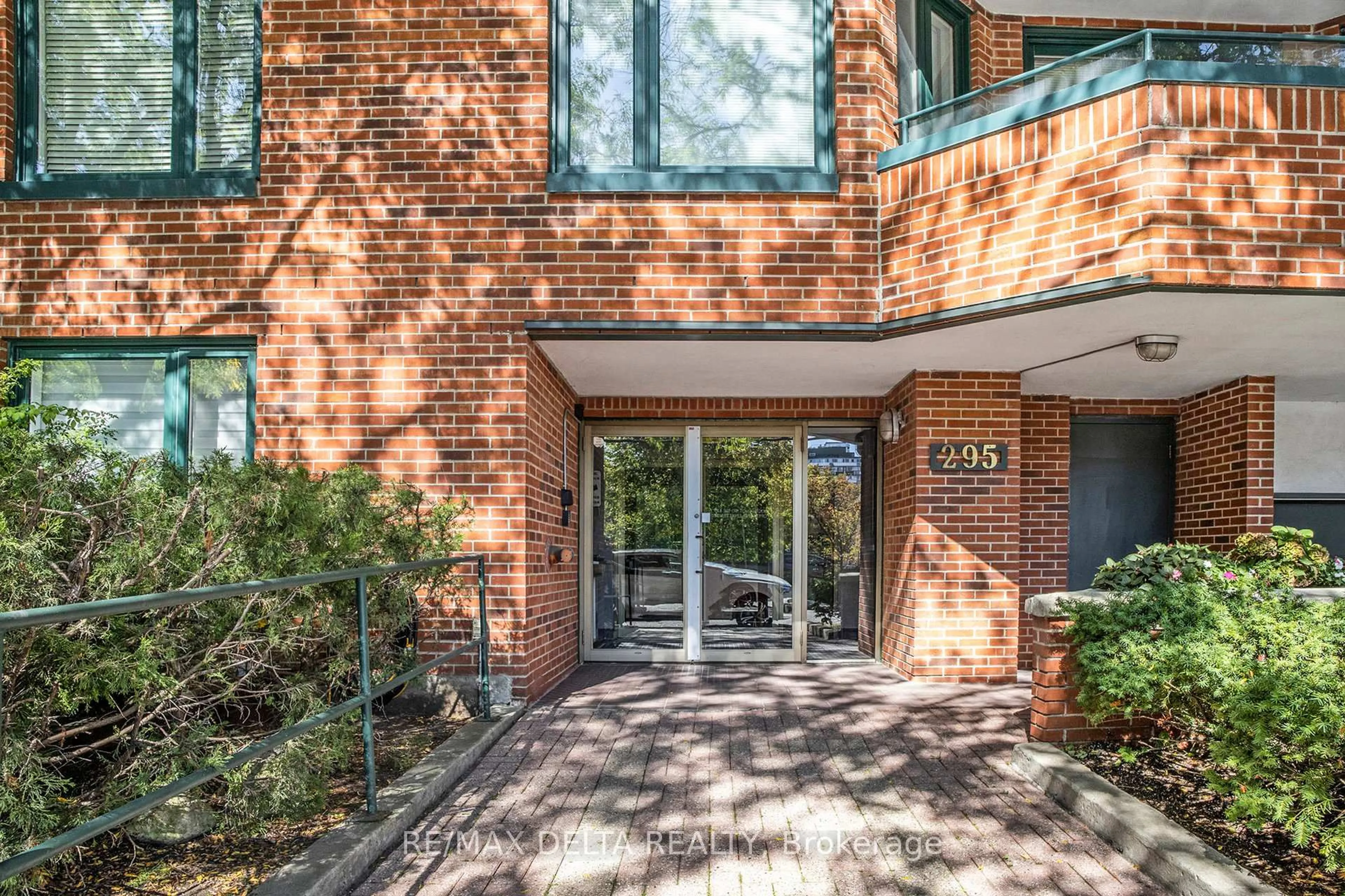 Unknown for 295 Gilmour St #304, Ottawa Ontario K2P 0P7