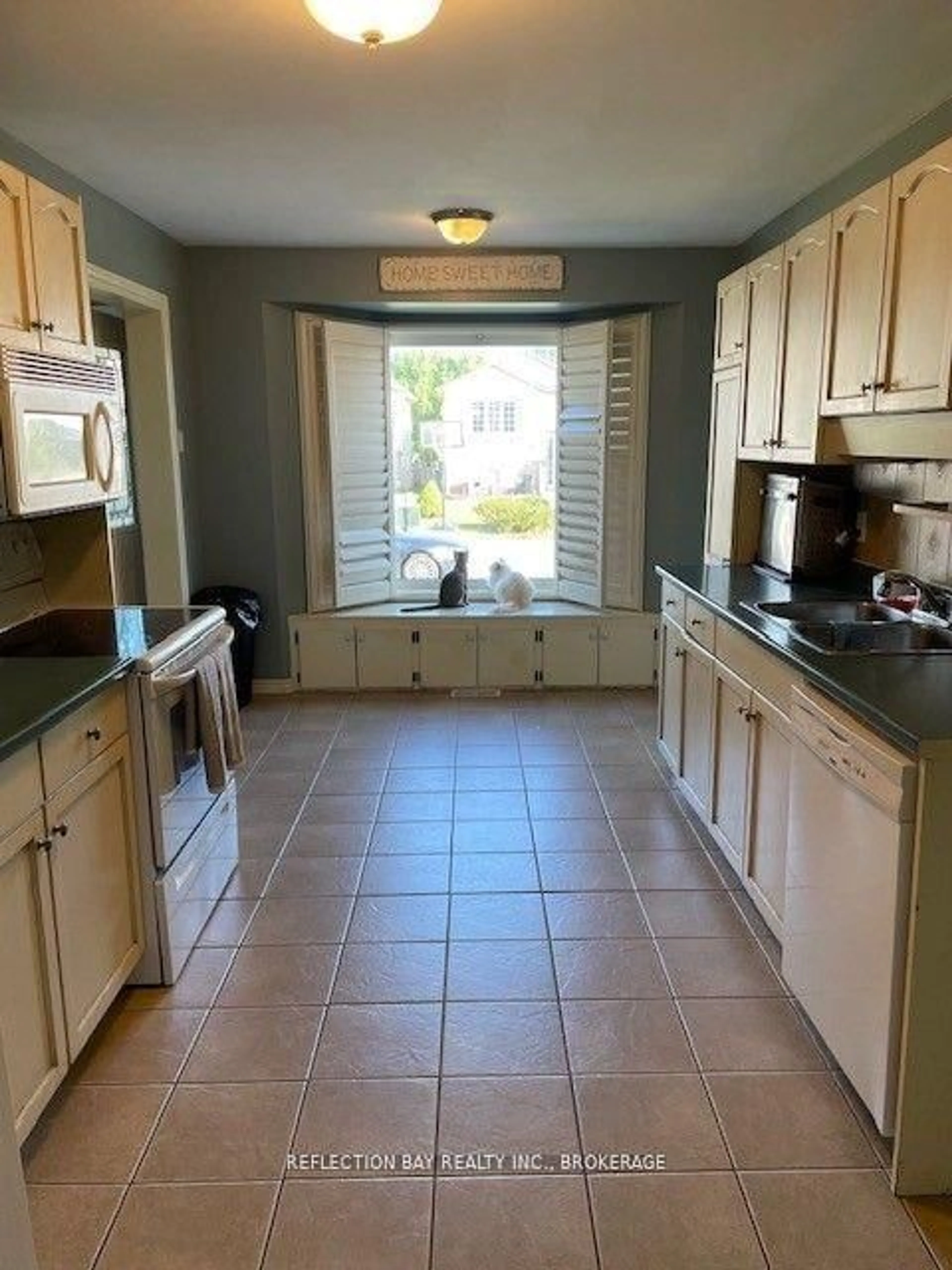 Standard kitchen, ceramic/tile floor for 5150 Mulberry Dr, Lincoln Ontario L3J 0J7