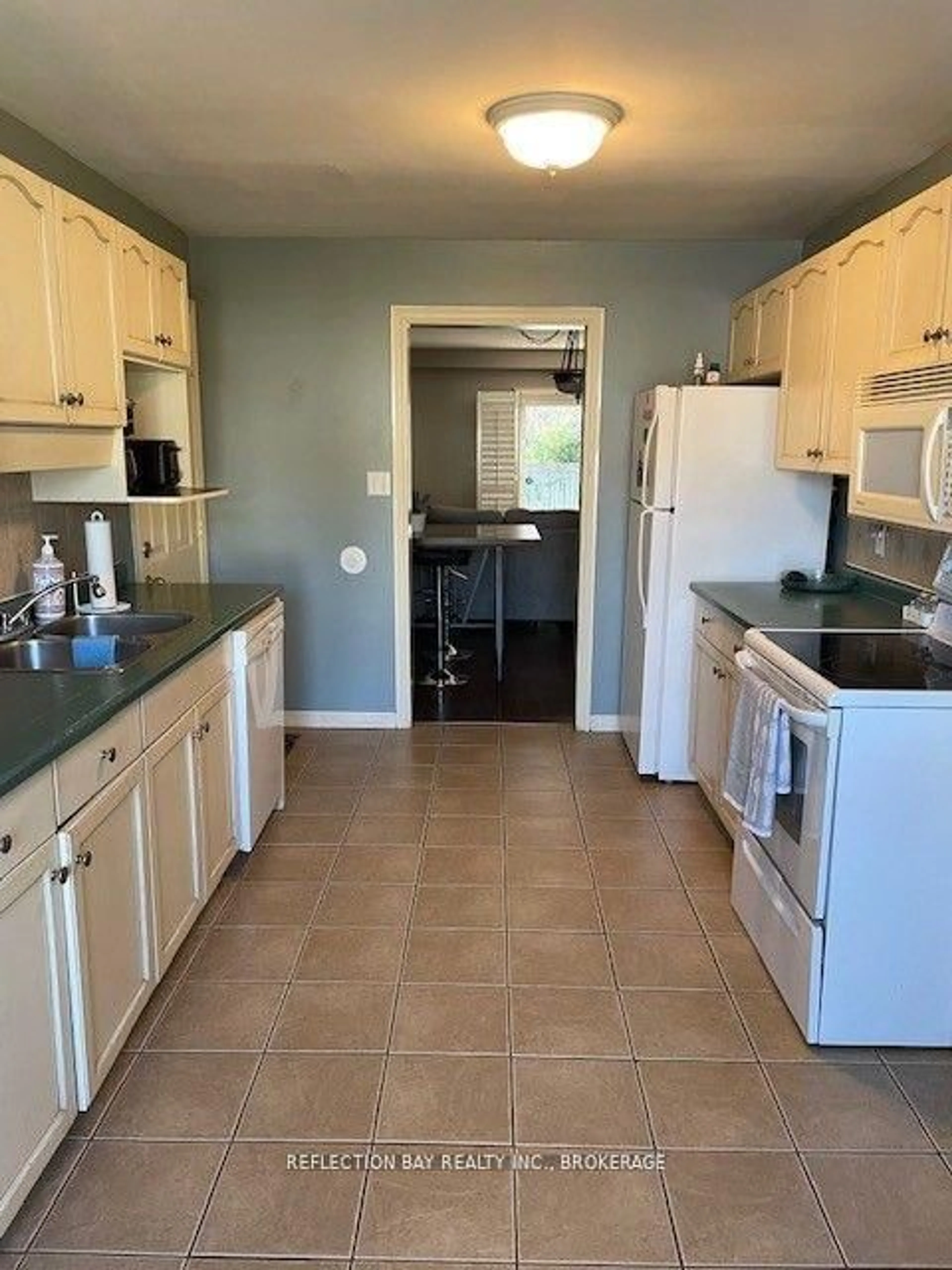 Standard kitchen, ceramic/tile floor for 5150 Mulberry Dr, Lincoln Ontario L3J 0J7