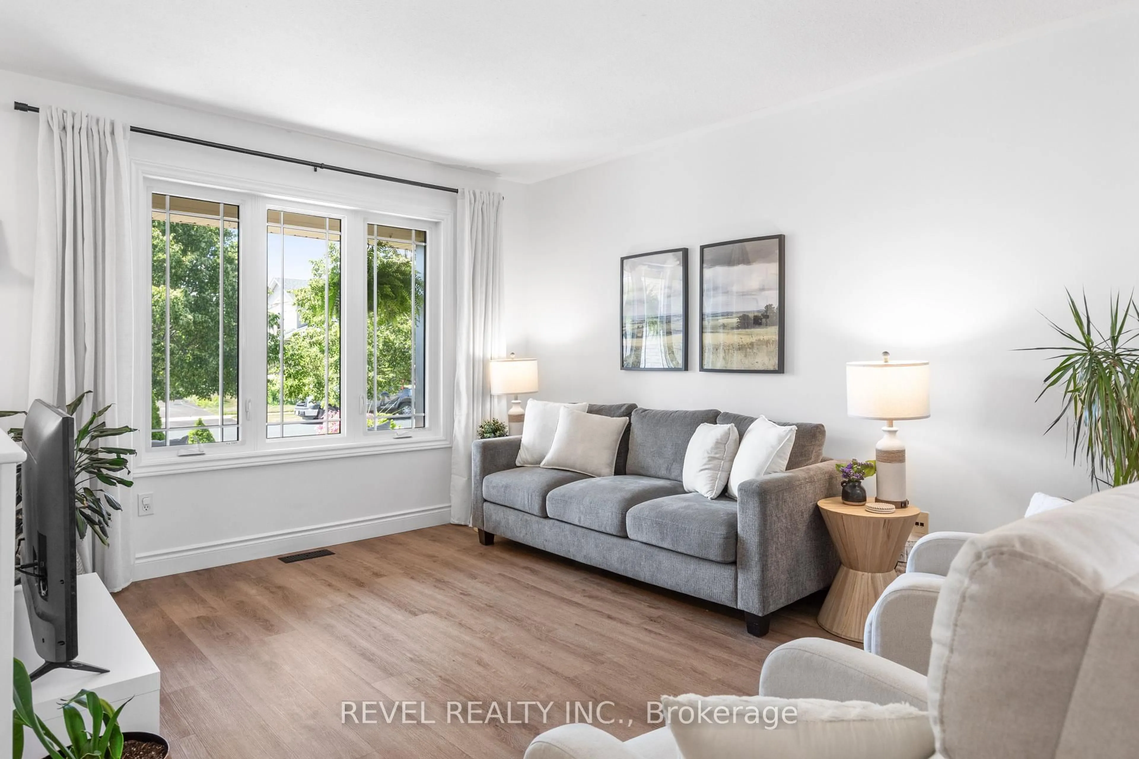 Living room with furniture, unknown for 39 Springdale Dr, Kawartha Lakes Ontario K9V 0J4