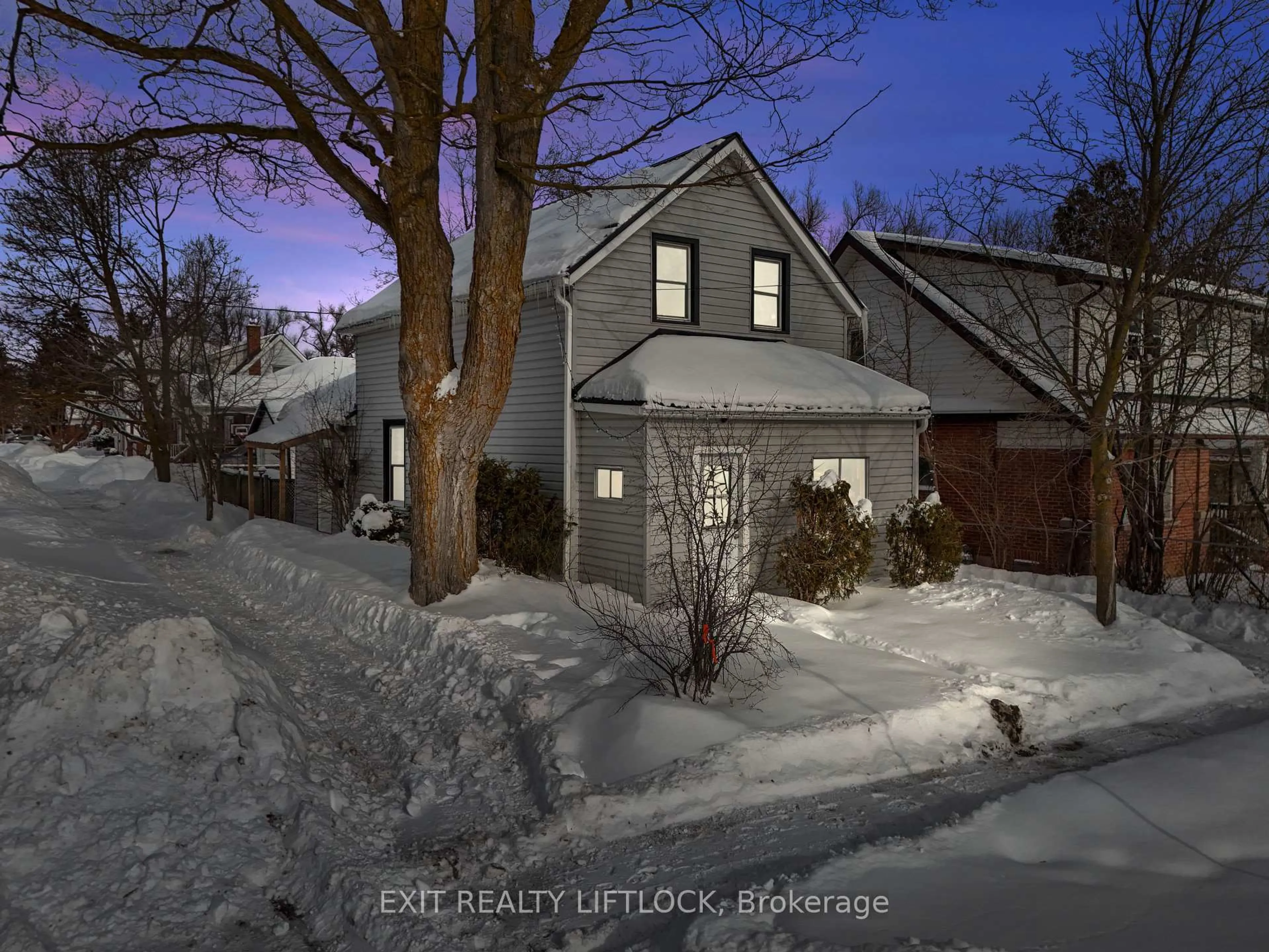 A pic from outside/outdoor area/front of a property/back of a property/a pic from drone, street for 378 London St, Peterborough Ontario K9H 2Z8