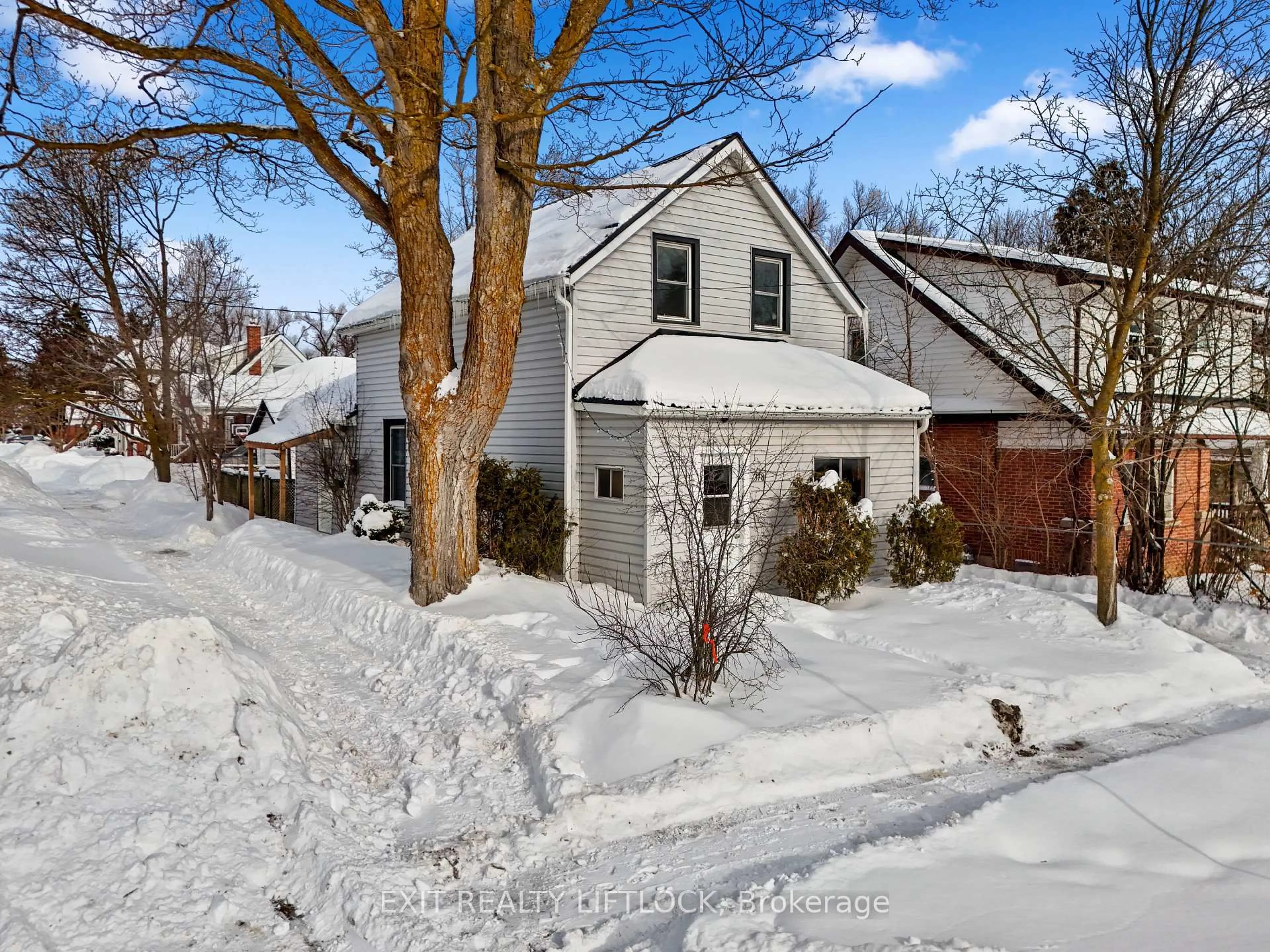 A pic from outside/outdoor area/front of a property/back of a property/a pic from drone, street for 378 London St, Peterborough Ontario K9H 2Z8