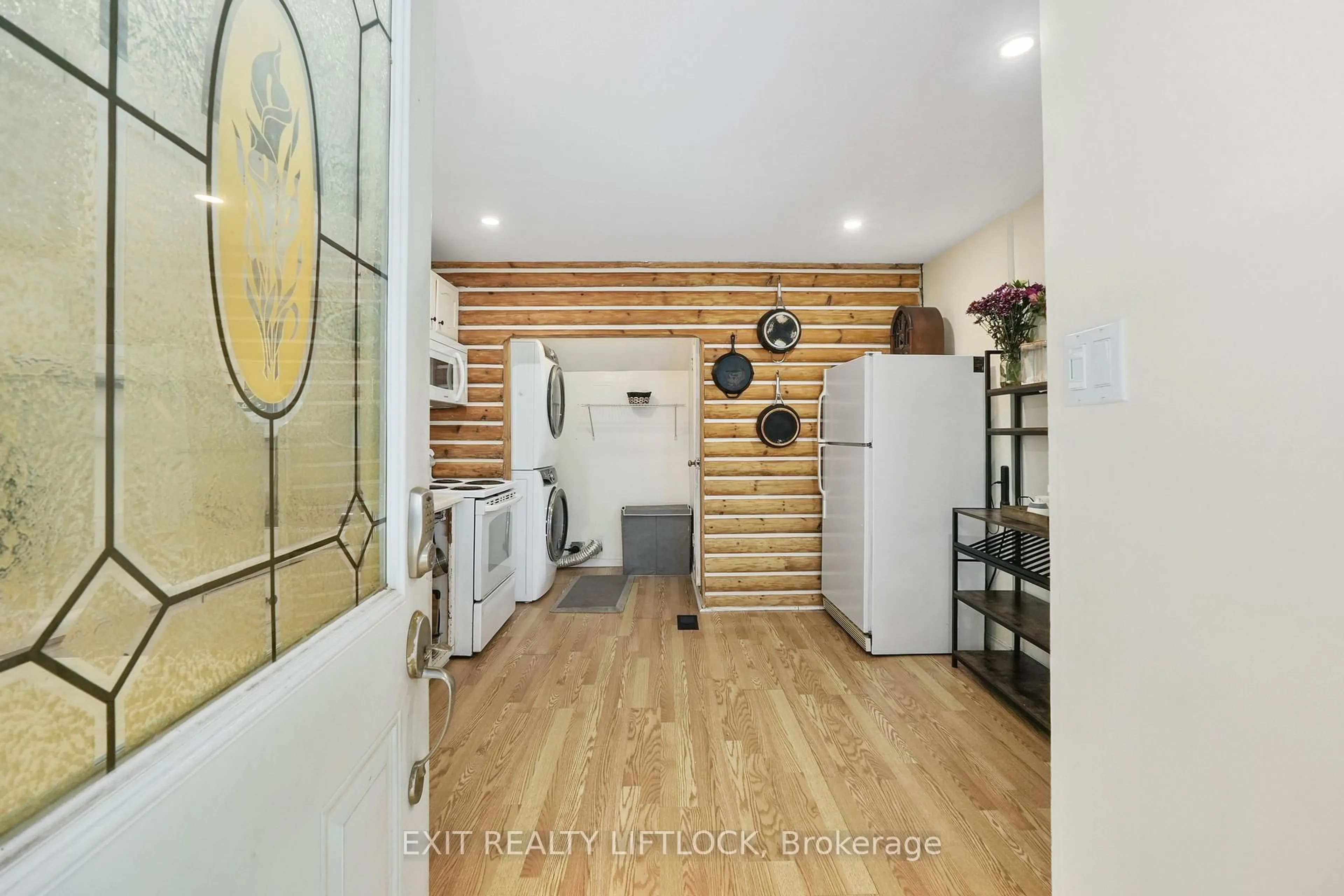 Indoor entryway for 378 London St, Peterborough Ontario K9H 2Z8