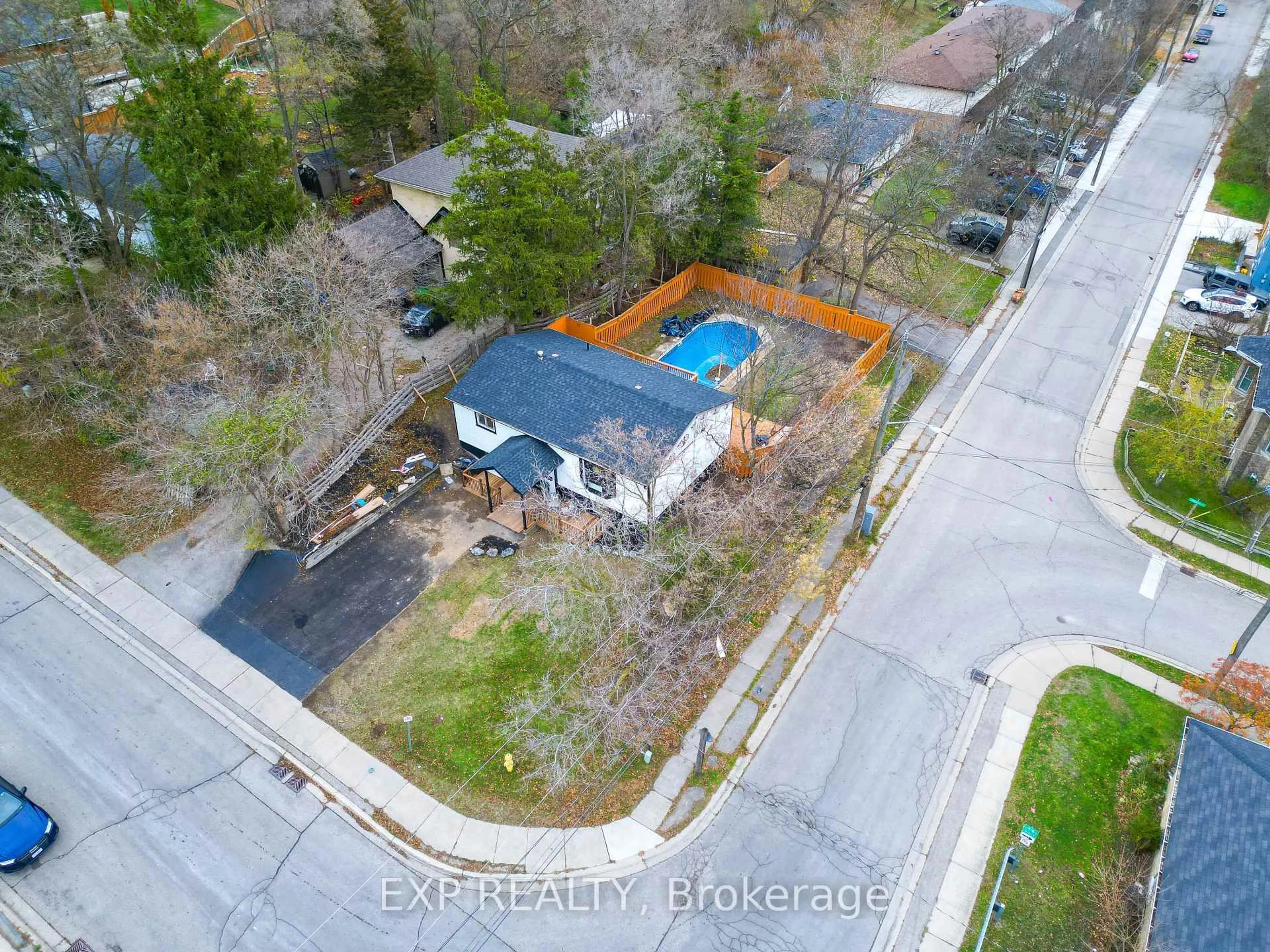 A pic from outside/outdoor area/front of a property/back of a property/a pic from drone, street for 19 Broad St, Brantford Ontario N3R 7E1
