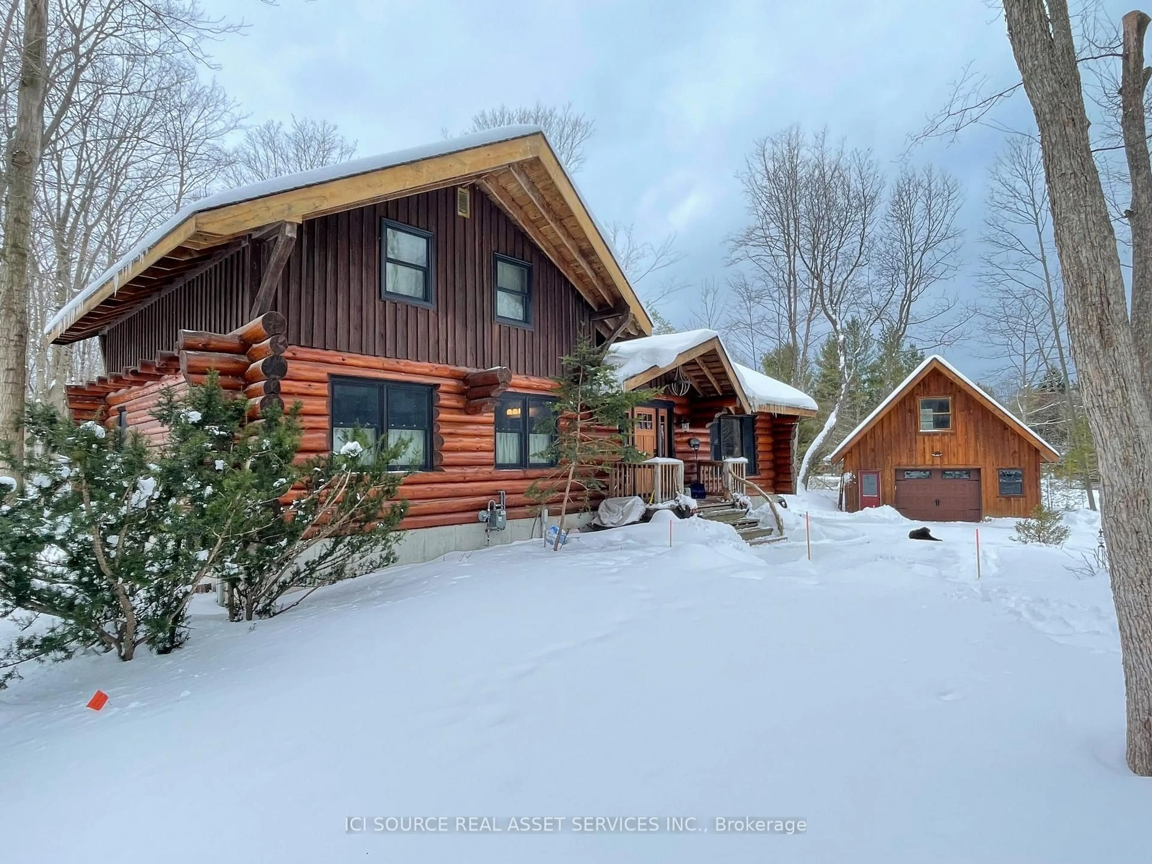 A pic from outside/outdoor area/front of a property/back of a property/a pic from drone, unknown for 3 Greenbrae Cres, Huron-Kinloss Ontario N2Z 0B3