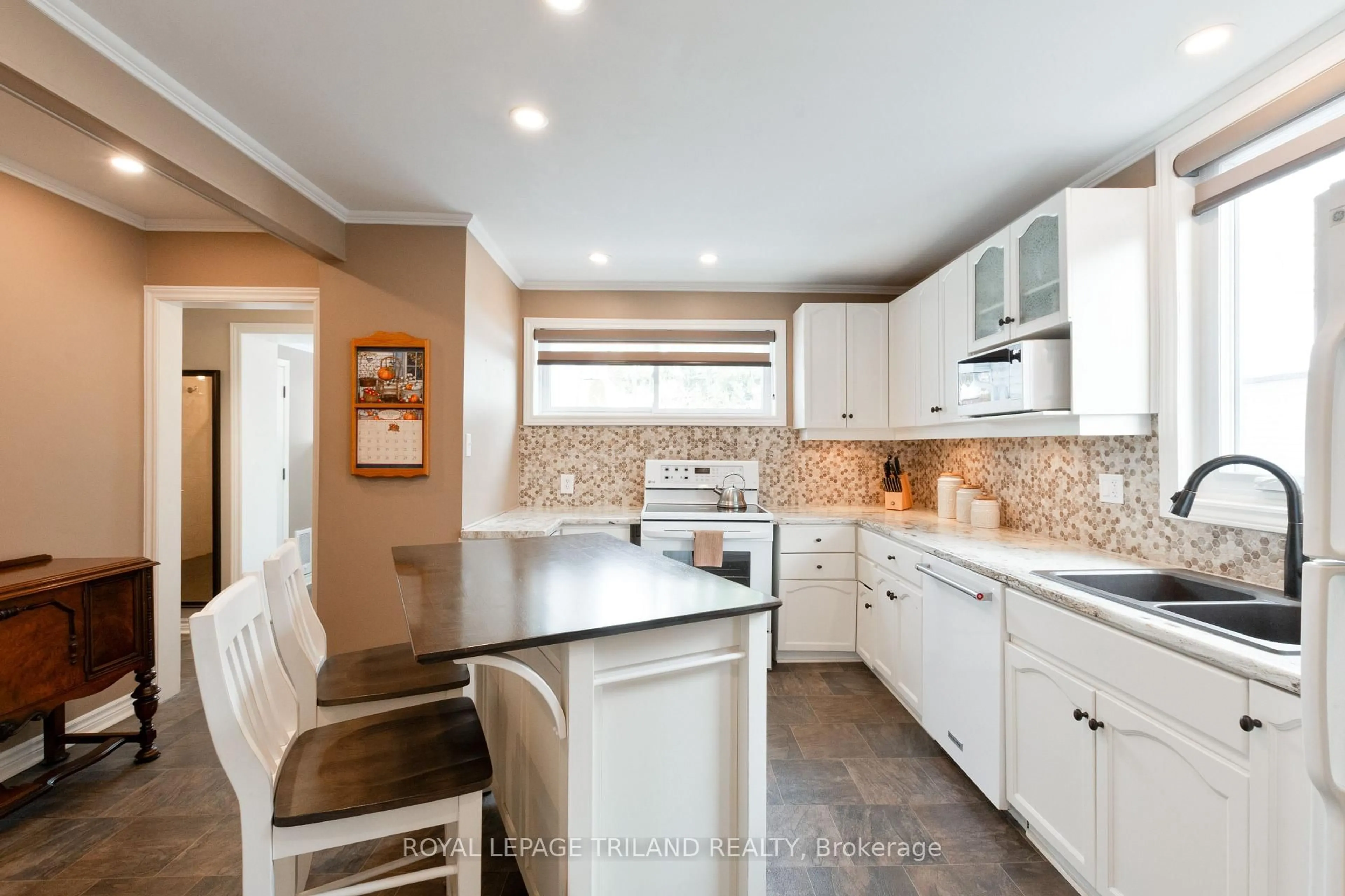 Open concept kitchen, ceramic/tile floor for 112 Elm St, St. Thomas Ontario N5R 1H8