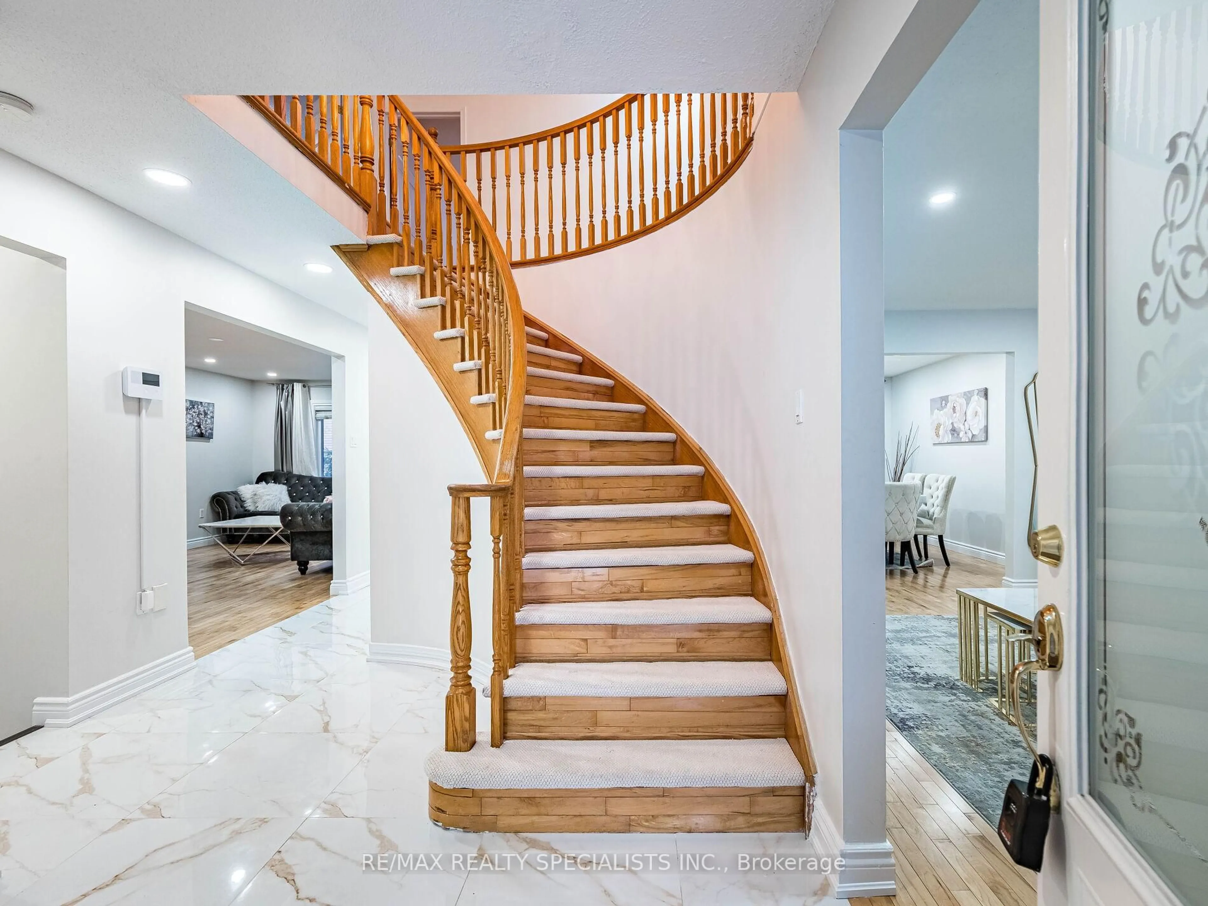 Stairs for 2 ROBESPIERRE Crt, Hamilton Ontario L9B 2G6