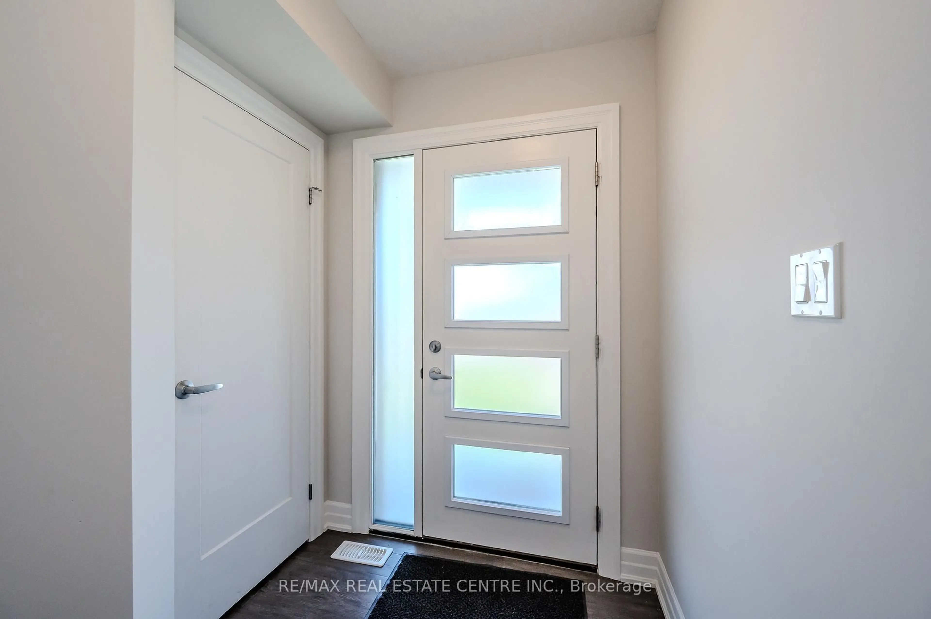 Indoor entryway for 97 Nieson St, Cambridge Ontario N1R 0B9