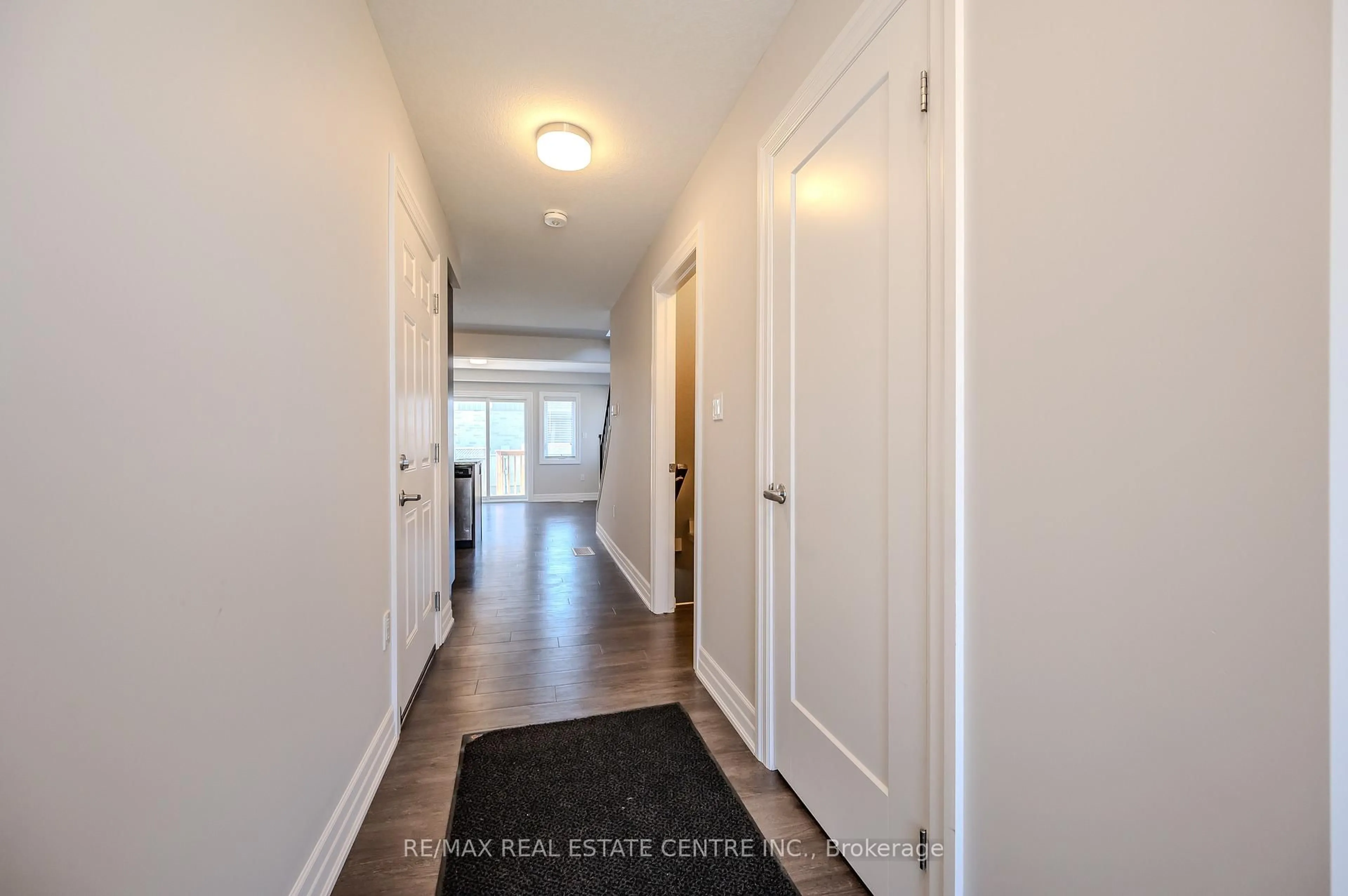Indoor entryway for 97 Nieson St, Cambridge Ontario N1R 0B9