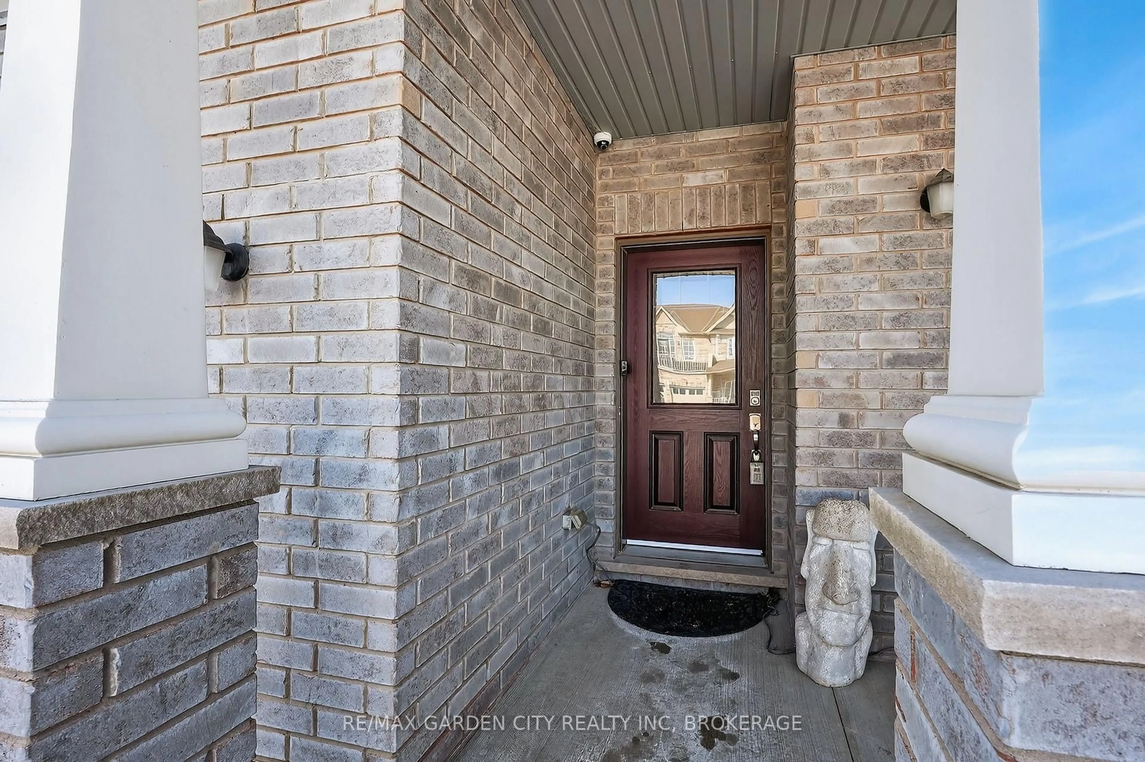 Indoor entryway for 4 Riley Ave, Pelham Ontario L0S 1E6