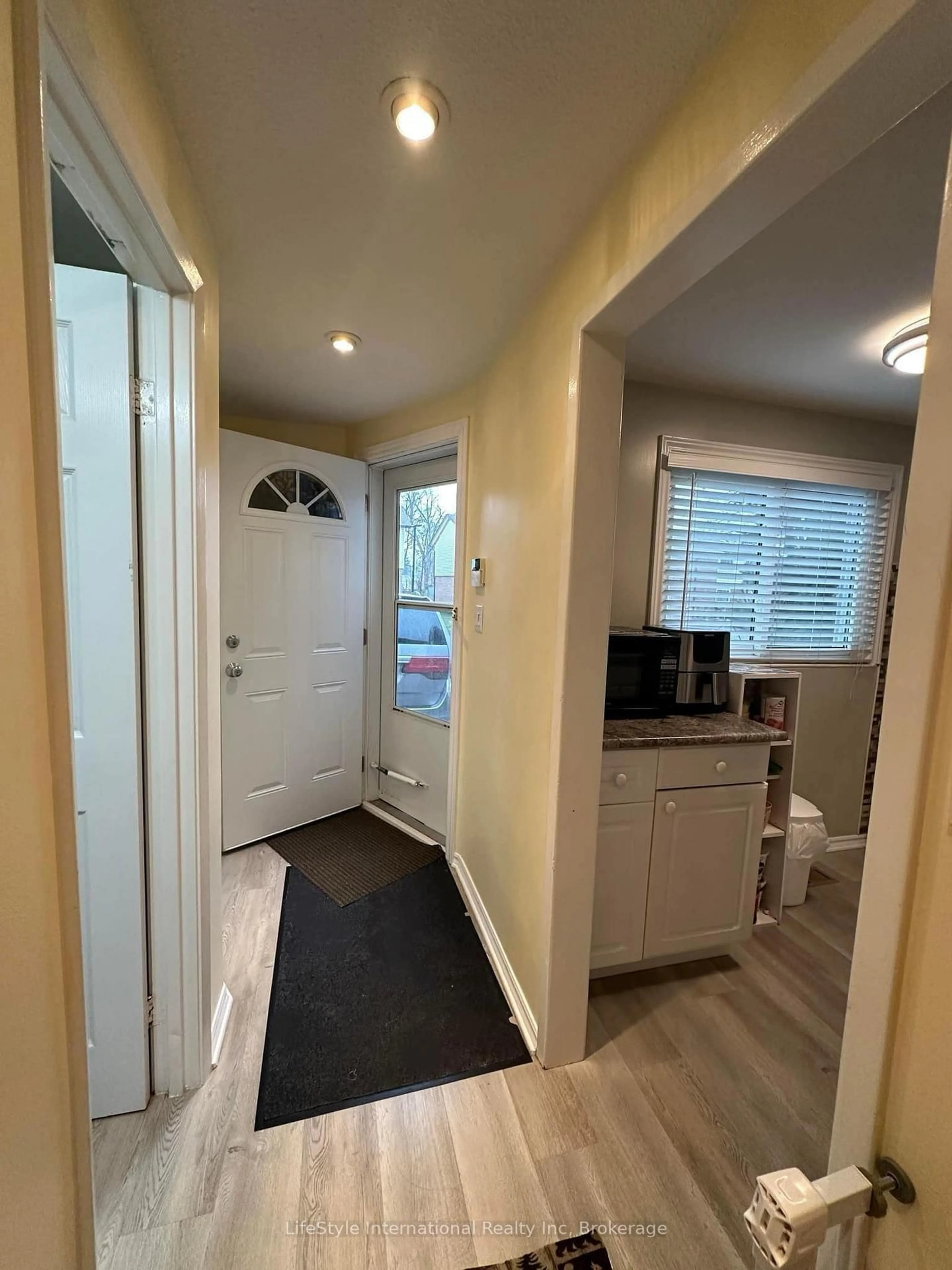 Indoor entryway for 5982 Dunn St #4, Niagara Falls Ontario L2G 7J9
