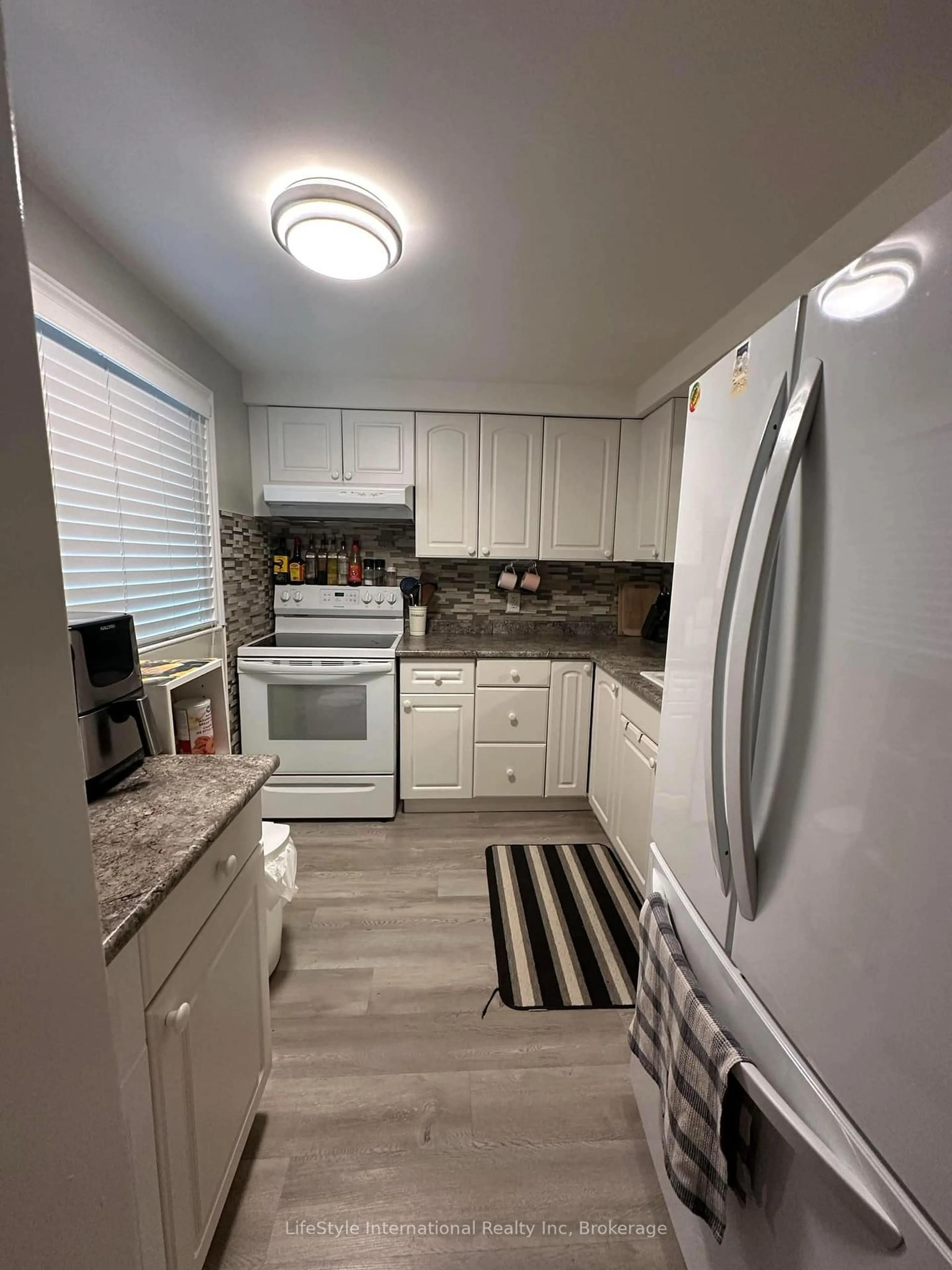 Standard kitchen, ceramic/tile floor for 5982 Dunn St #4, Niagara Falls Ontario L2G 7J9