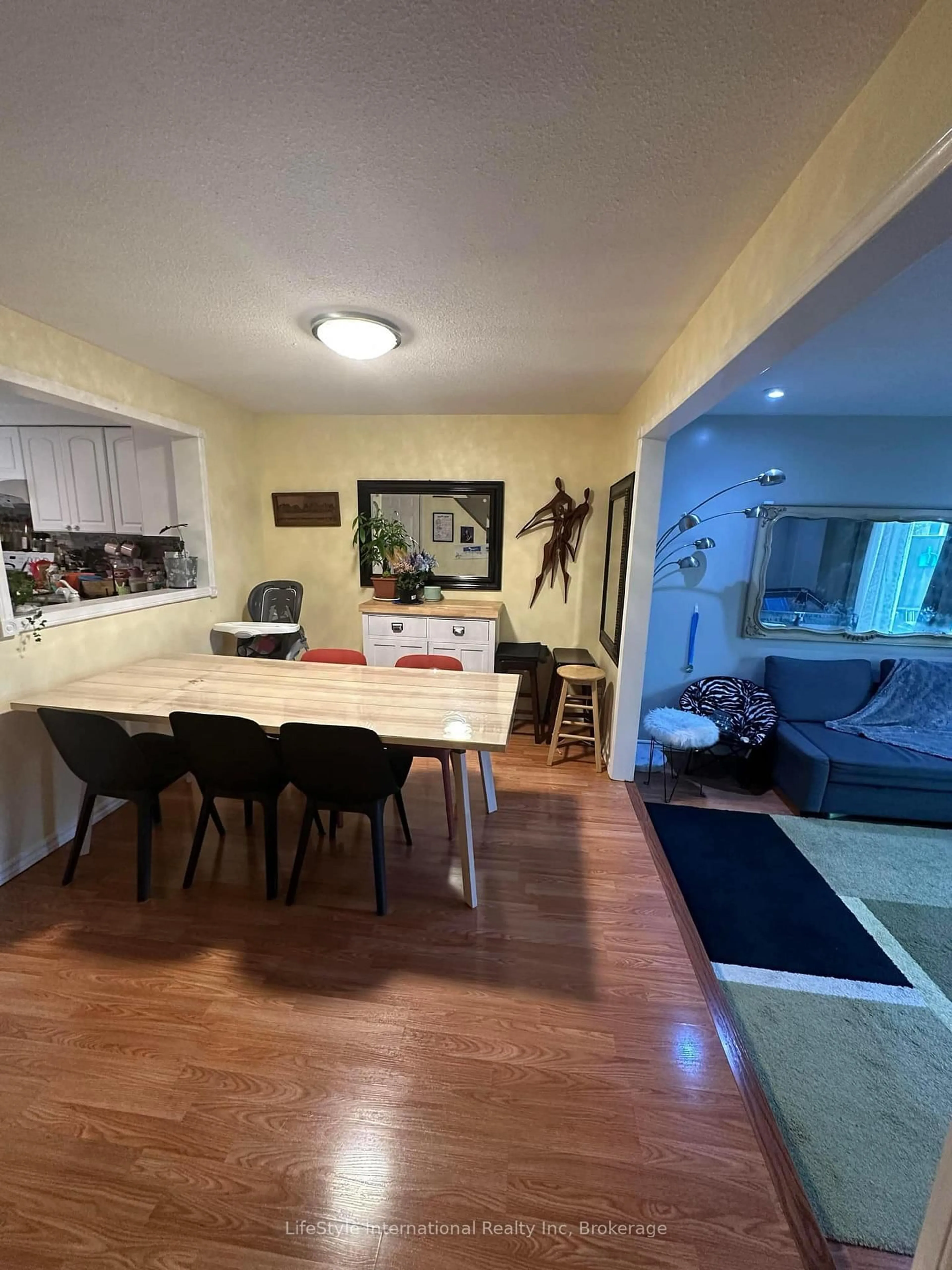 A pic of a room for 5982 Dunn St #4, Niagara Falls Ontario L2G 7J9