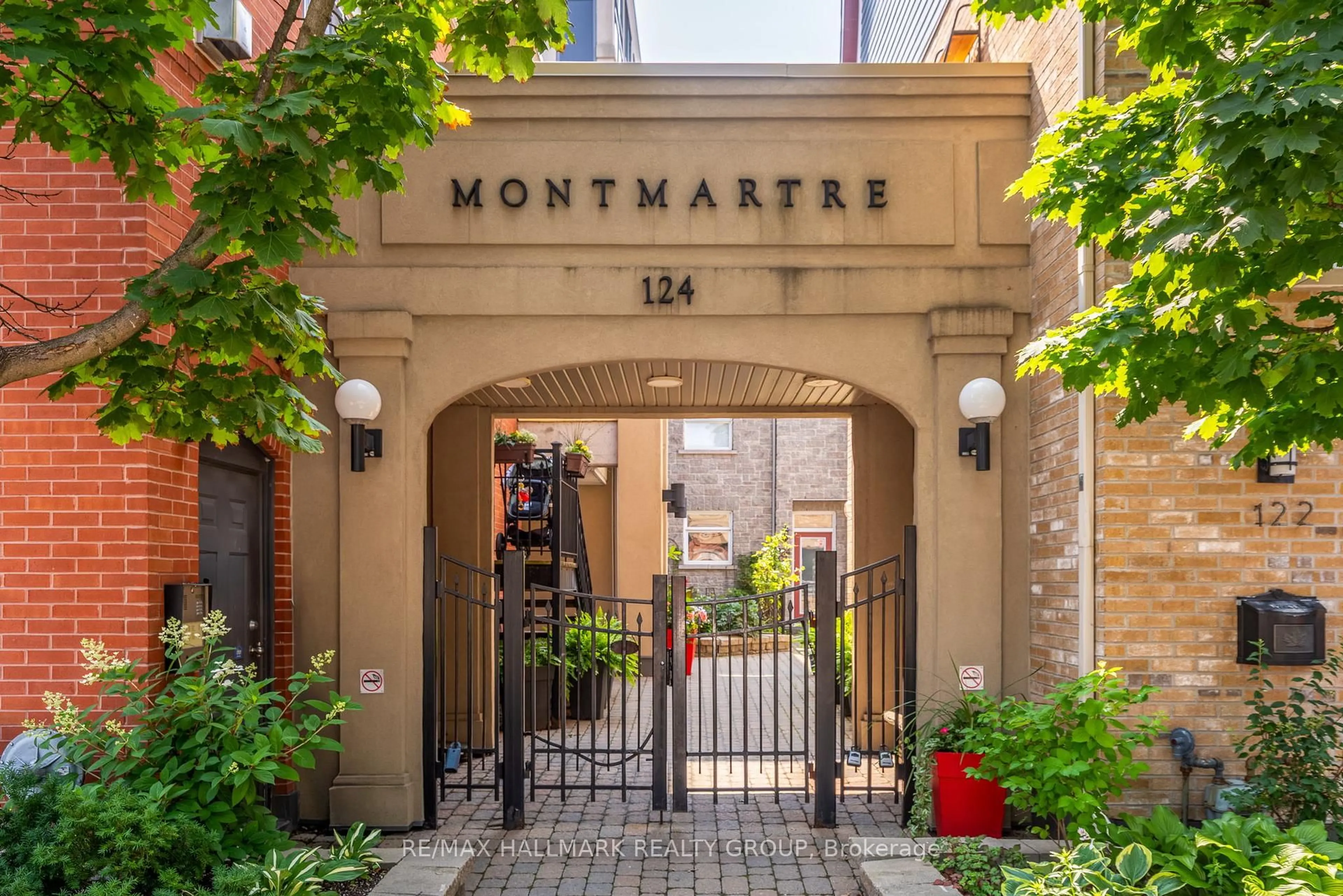 Indoor entryway for 124 Guigues Ave #D, Ottawa Ontario K1N 5H7