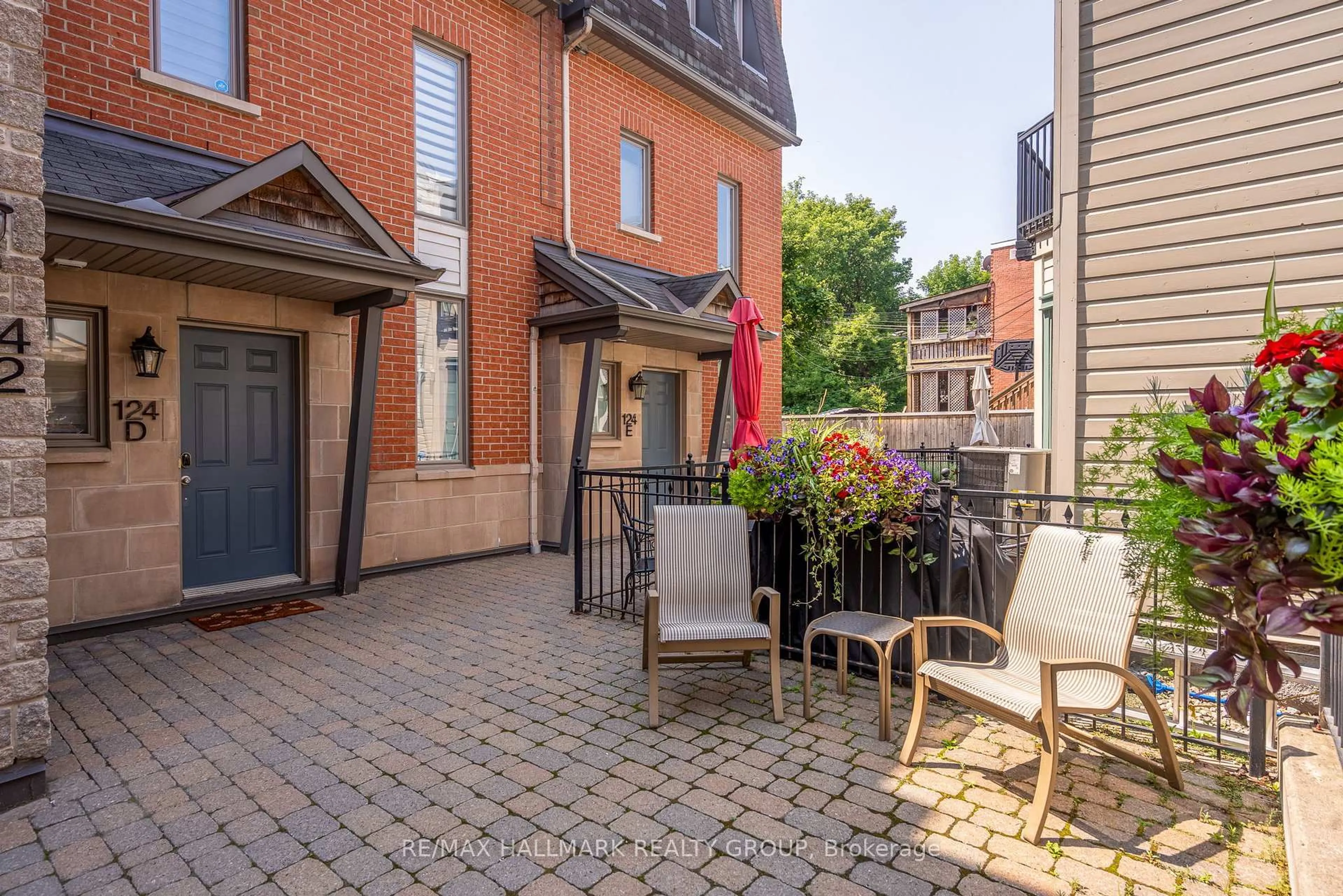 Patio, street for 124 Guigues Ave #D, Ottawa Ontario K1N 5H7