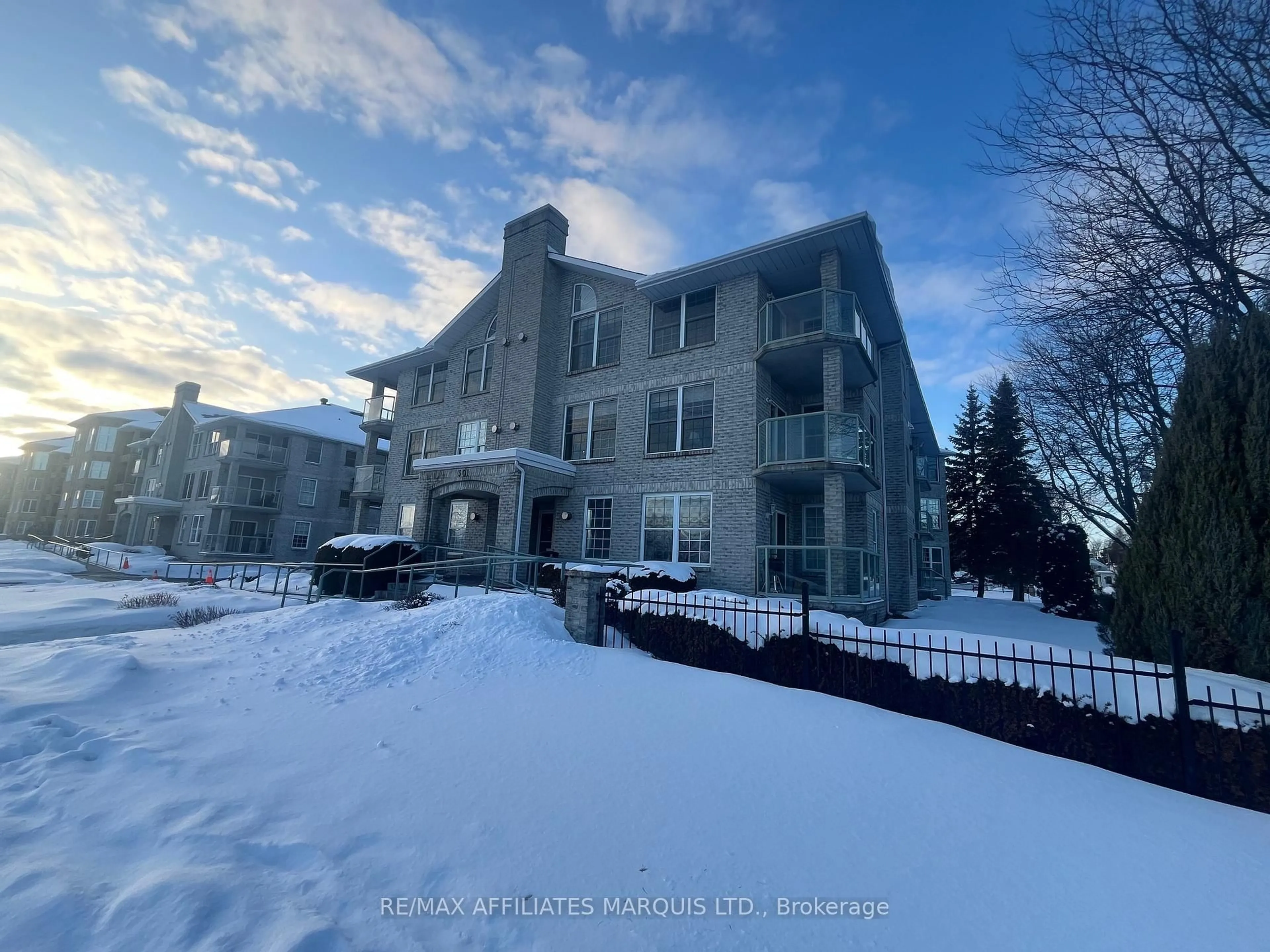 A pic from outside/outdoor area/front of a property/back of a property/a pic from drone, building for 301 Water St #301, Cornwall Ontario K6J 1A5