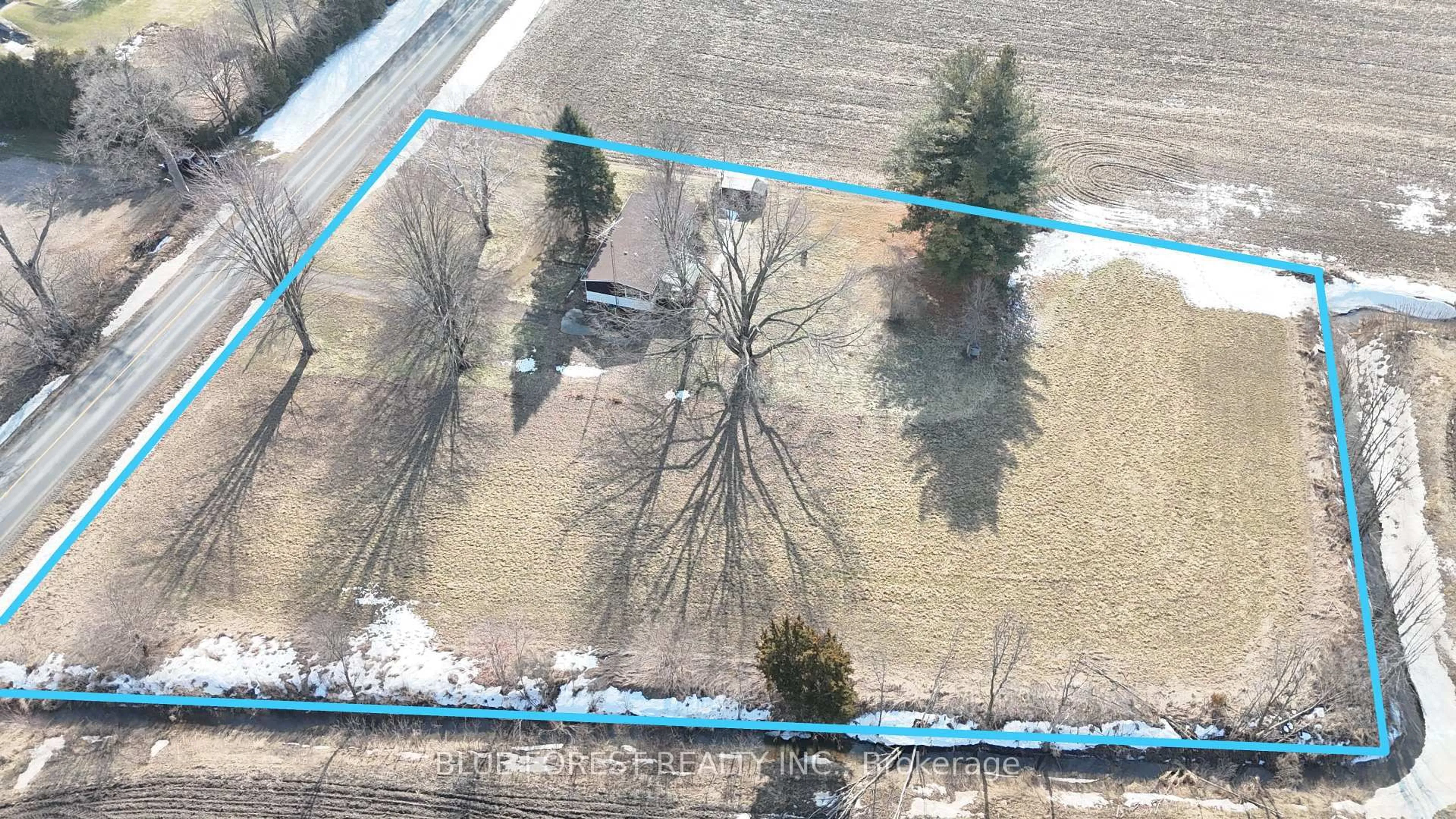 A pic from outside/outdoor area/front of a property/back of a property/a pic from drone, unknown for 13991 Selton Line, Chatham-Kent Ontario N0P 2K0