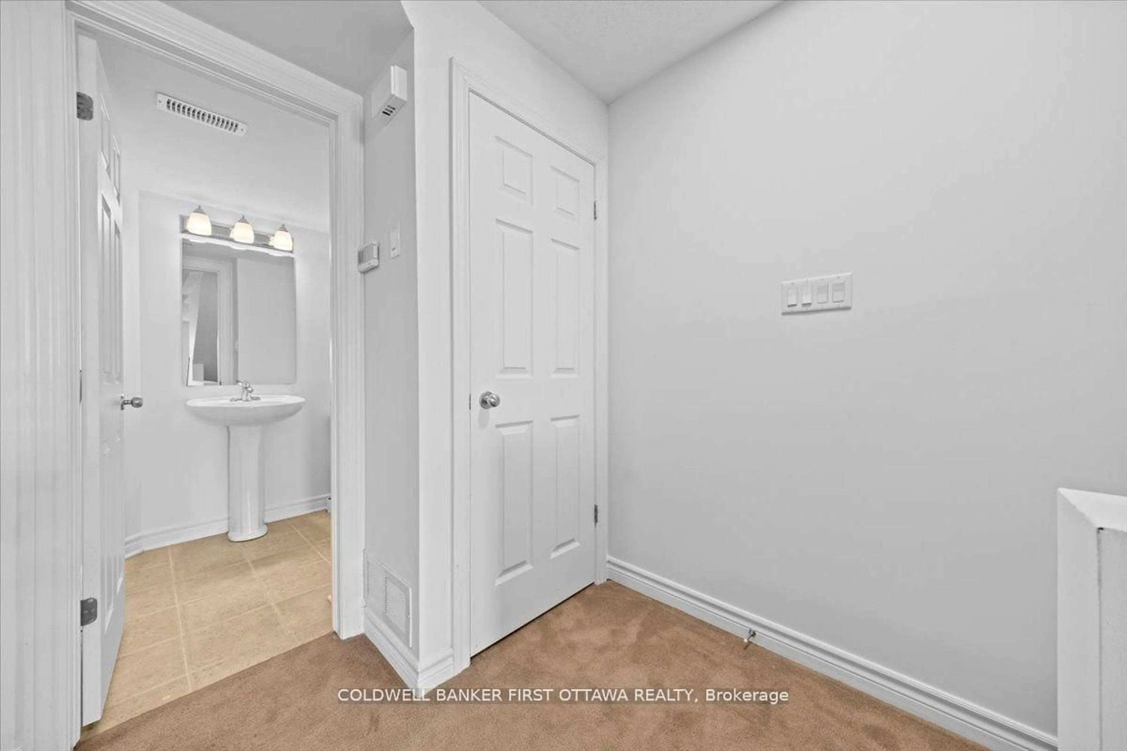 Indoor entryway for 112 Paseo Private, Nepean Ontario K2G 3J5