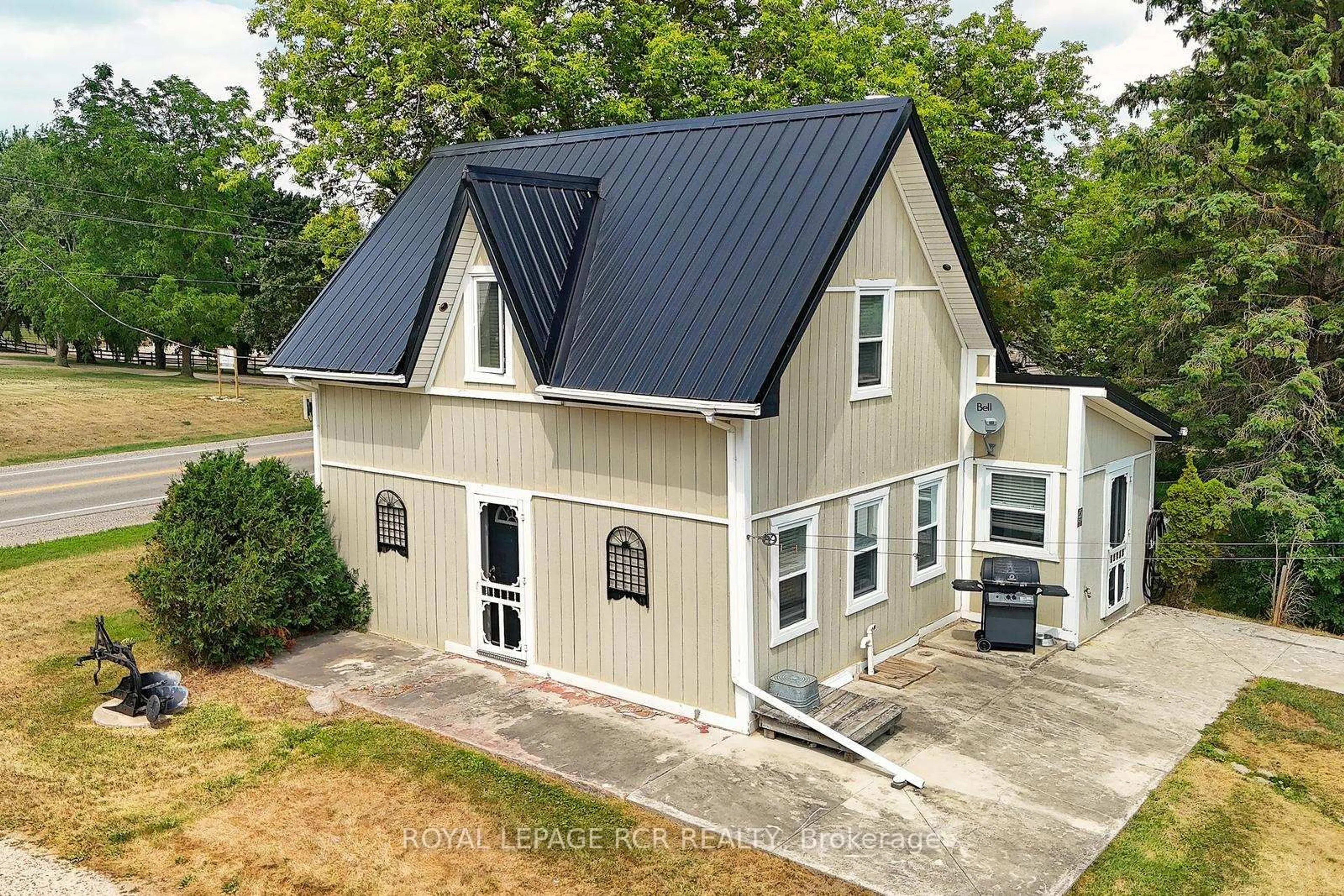 Home with vinyl exterior material, building for 062008 County Road 3, East Garafraxa Ontario L9W 7H7