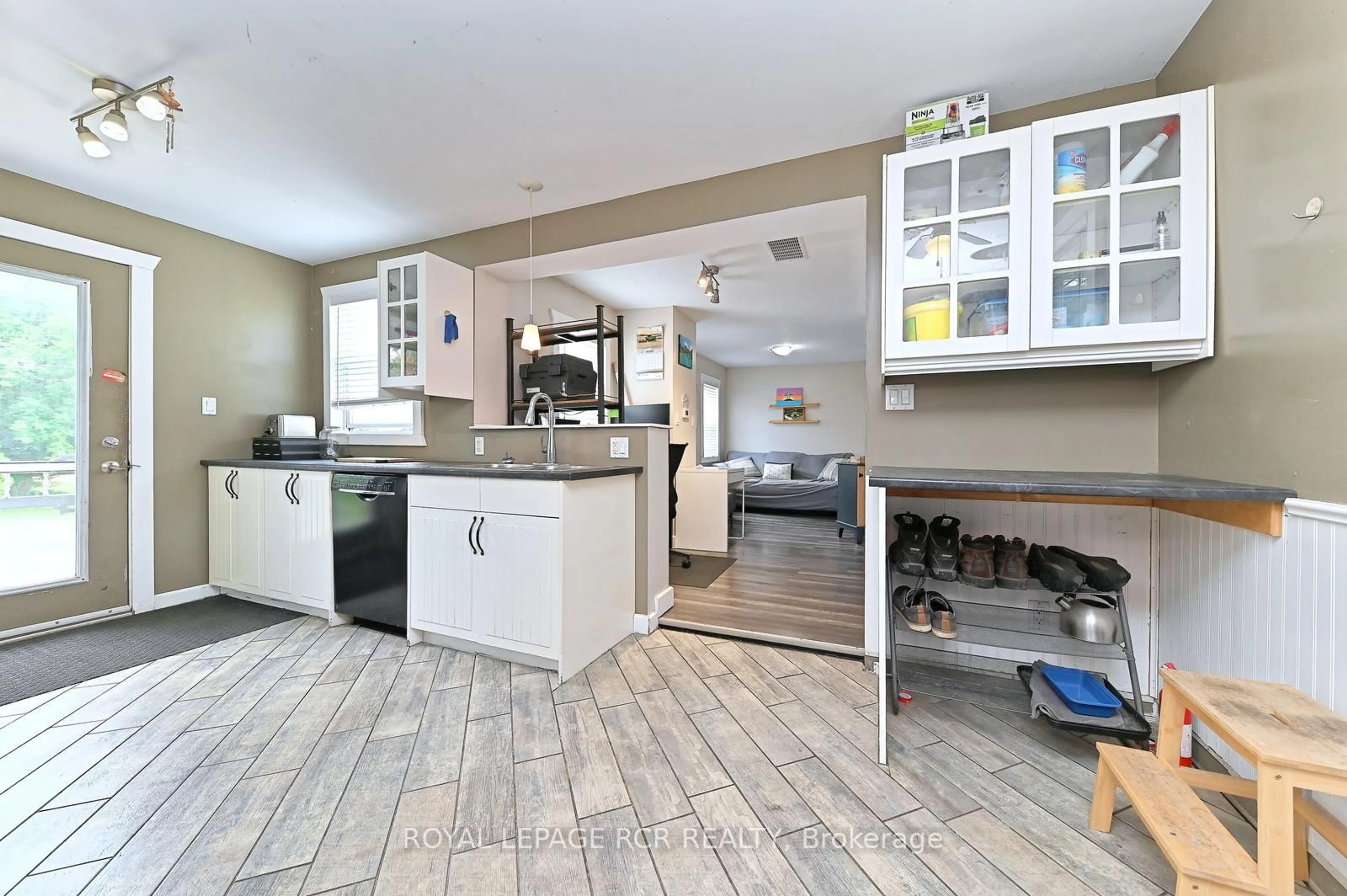 Open concept kitchen, ceramic/tile floor for 062008 County Road 3, East Garafraxa Ontario L9W 7H7