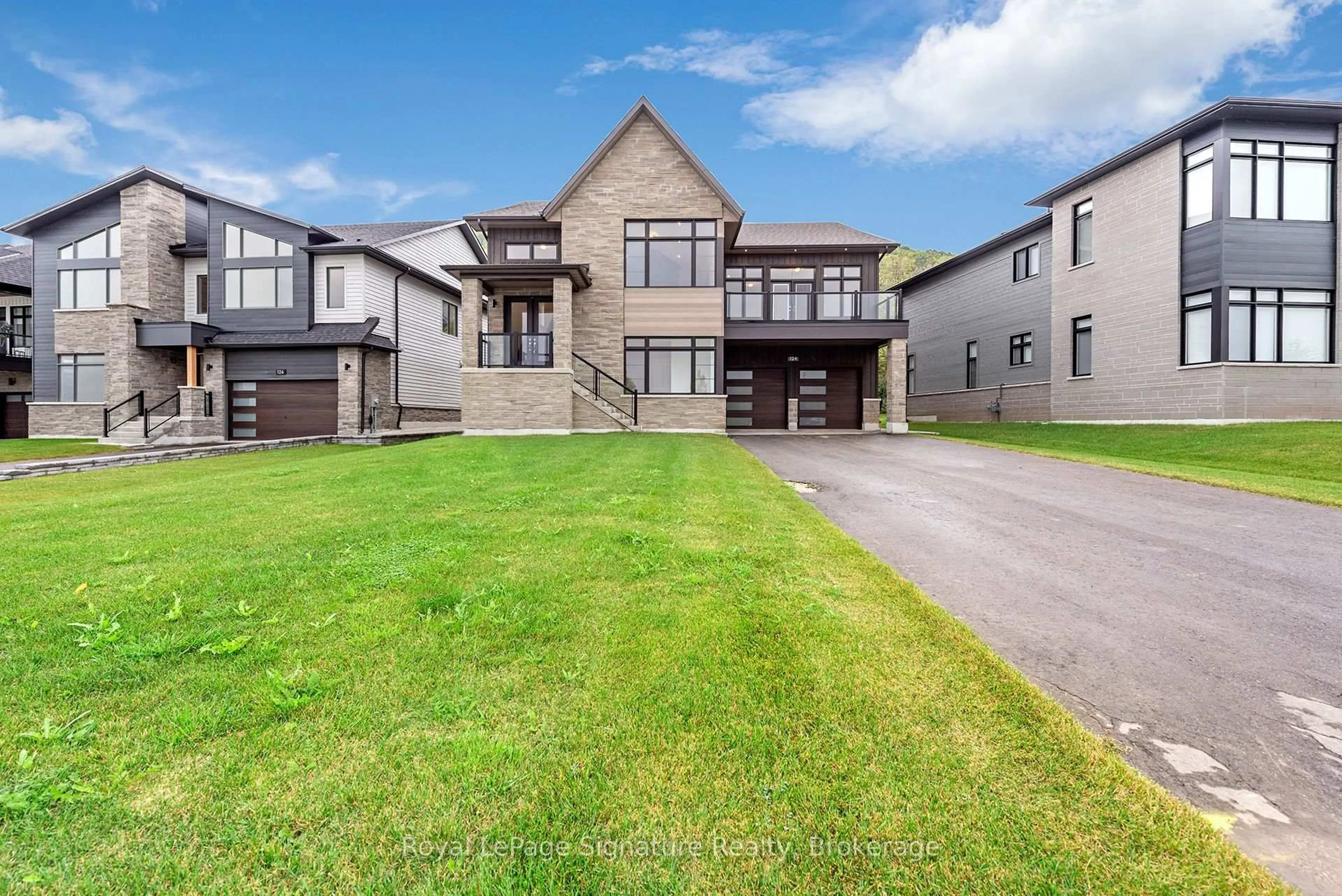 A pic from outside/outdoor area/front of a property/back of a property/a pic from drone, unknown for 124 Dorothy Dr, Blue Mountains Ontario N0H 1J0