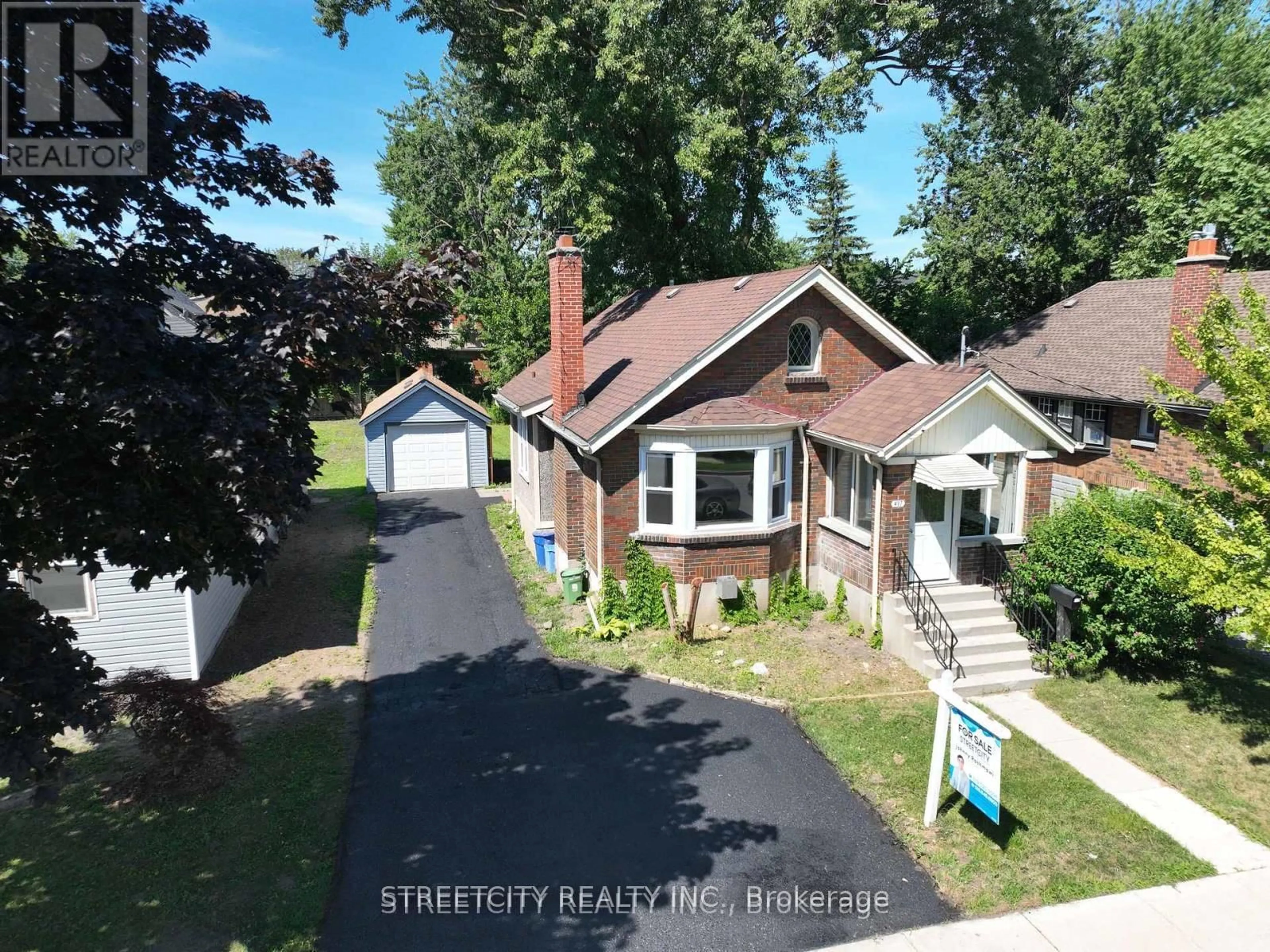 A pic from outside/outdoor area/front of a property/back of a property/a pic from drone, street for 437 Charlotte St, London East Ontario N5W 4A5