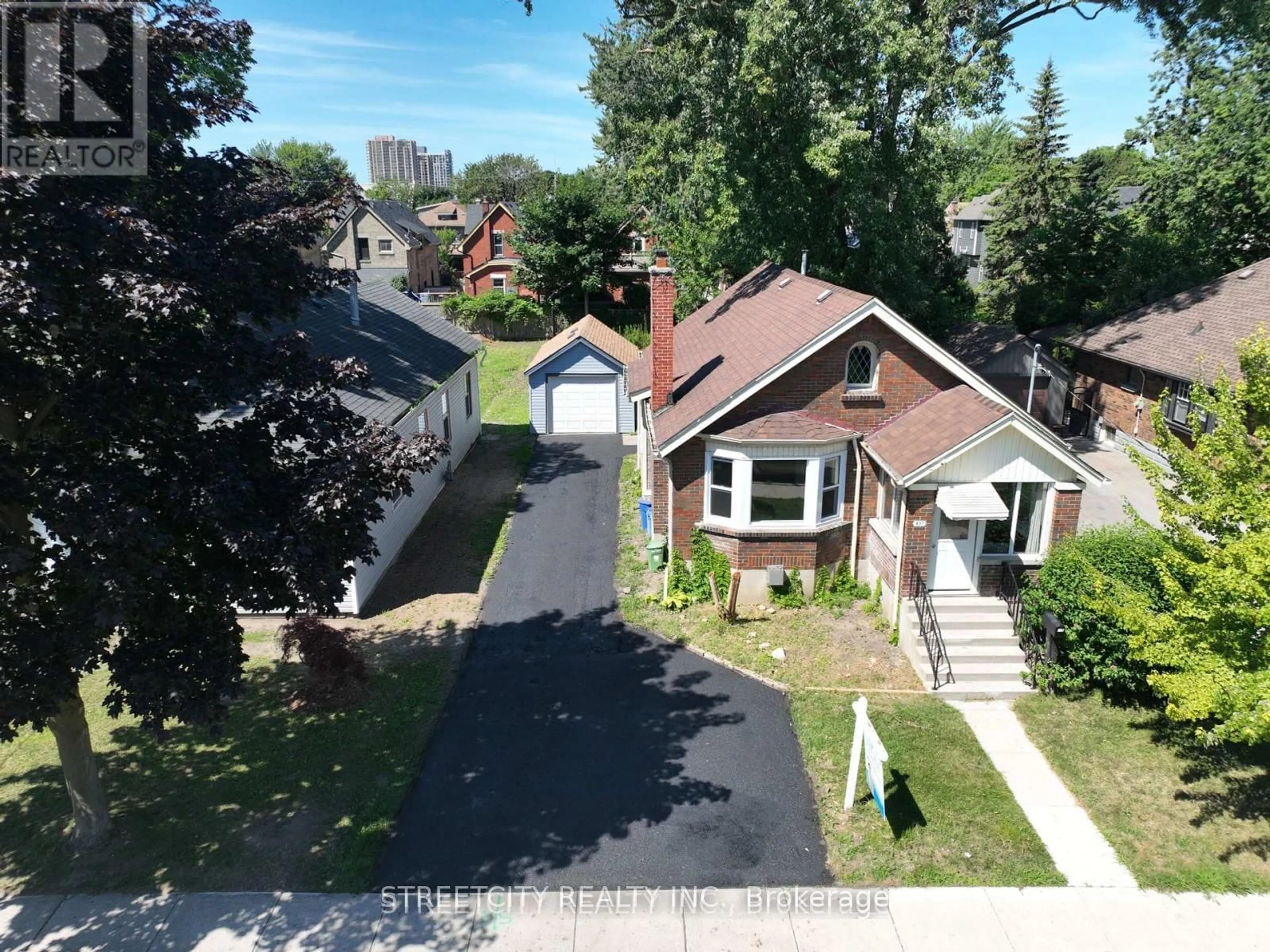A pic from outside/outdoor area/front of a property/back of a property/a pic from drone, street for 437 Charlotte St, London East Ontario N5W 4A5