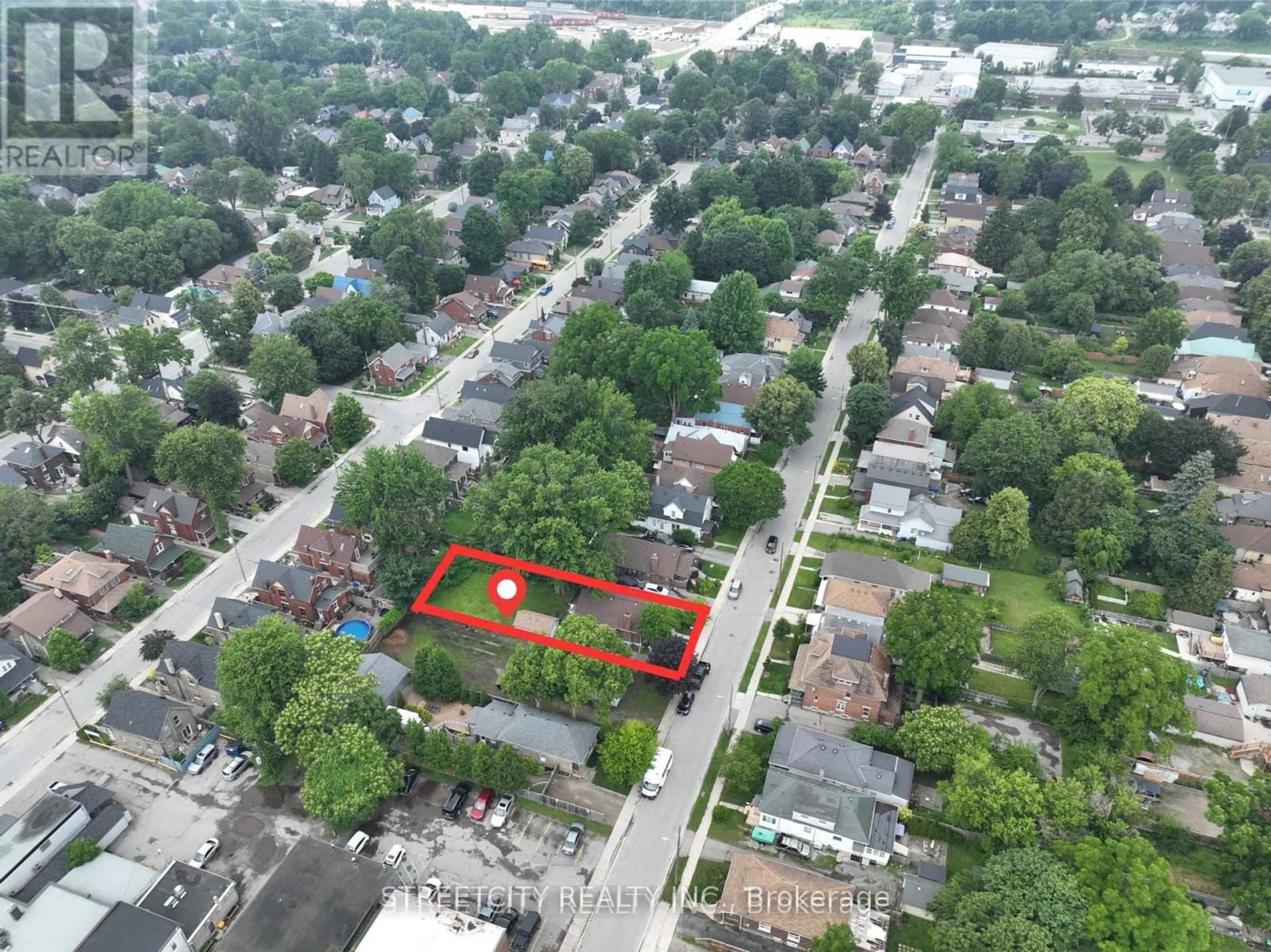 A pic from outside/outdoor area/front of a property/back of a property/a pic from drone, street for 437 Charlotte St, London East Ontario N5W 4A5
