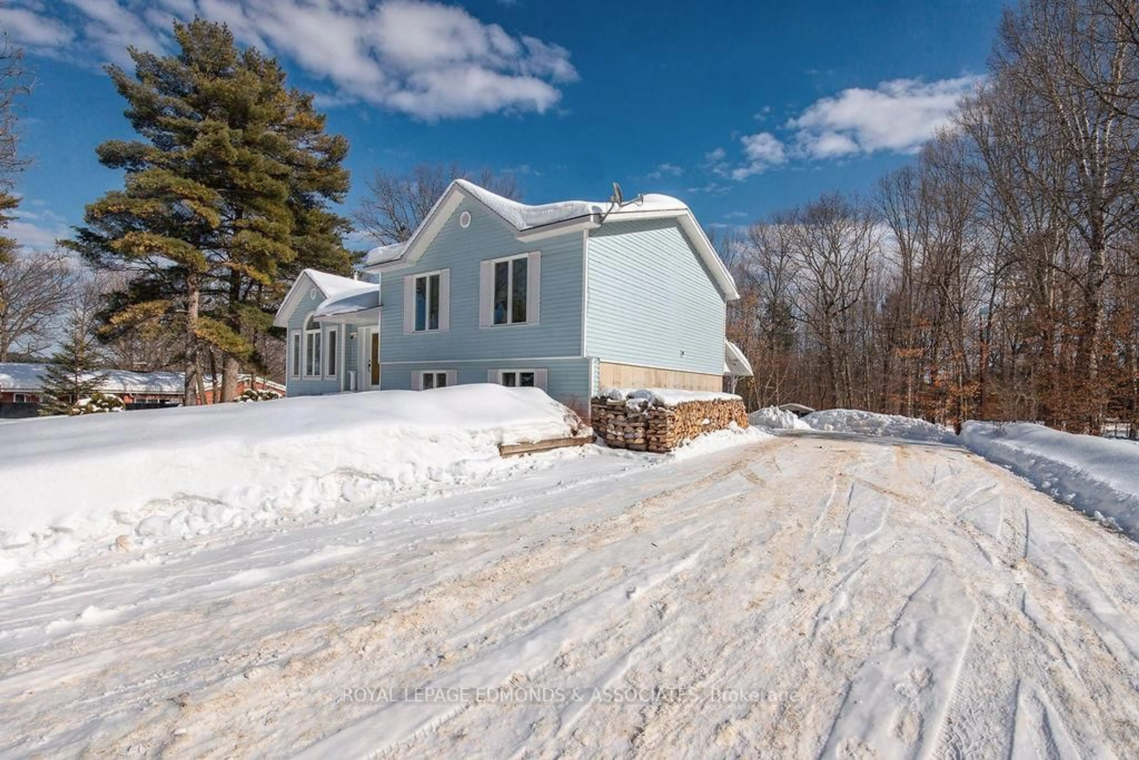 A pic from outside/outdoor area/front of a property/back of a property/a pic from drone, street for 104 Beckett View Dr, Pembroke Ontario K8A 6W2