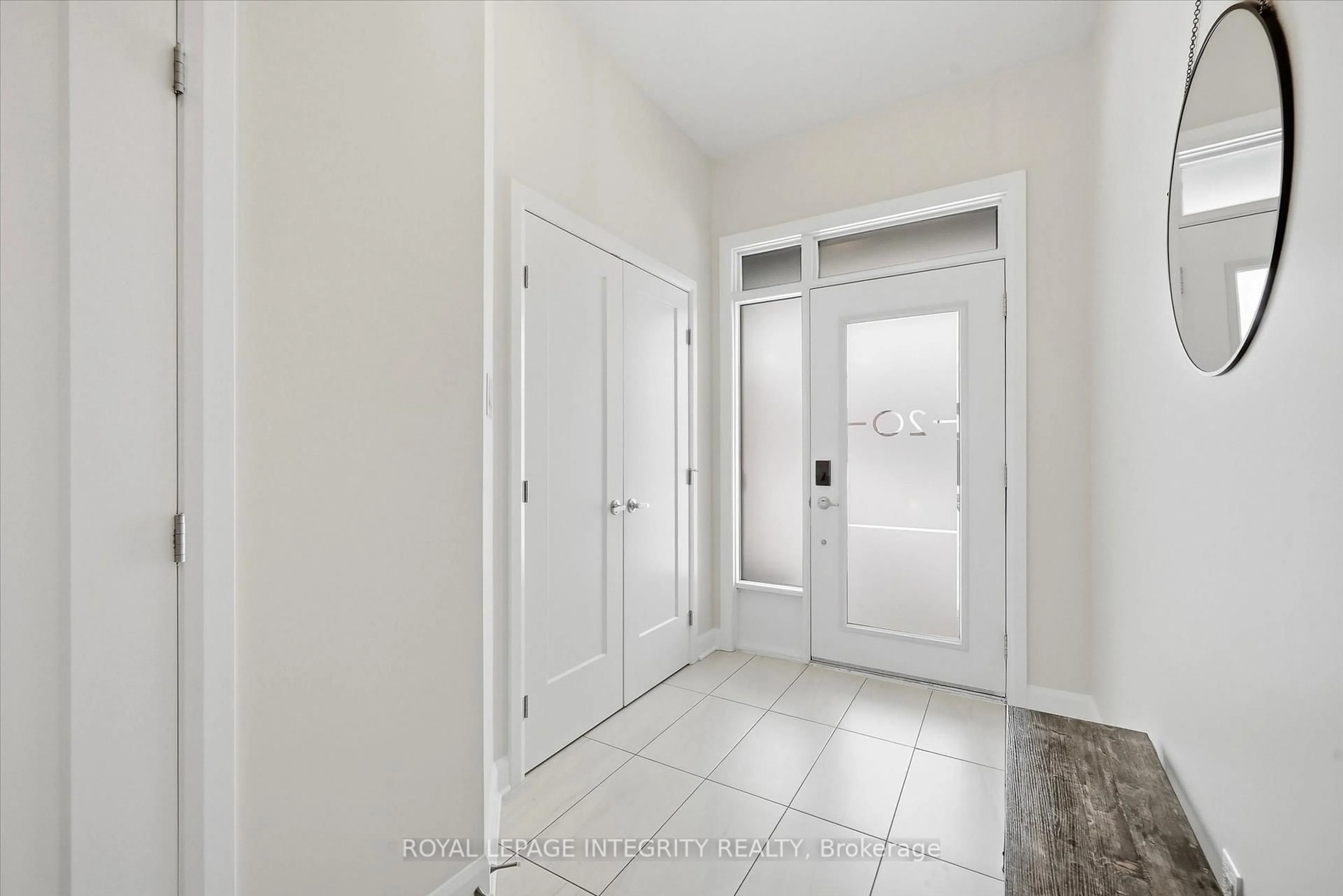 Indoor entryway for 20 Mandevilla Cres, Ottawa Ontario K1T 0Y3