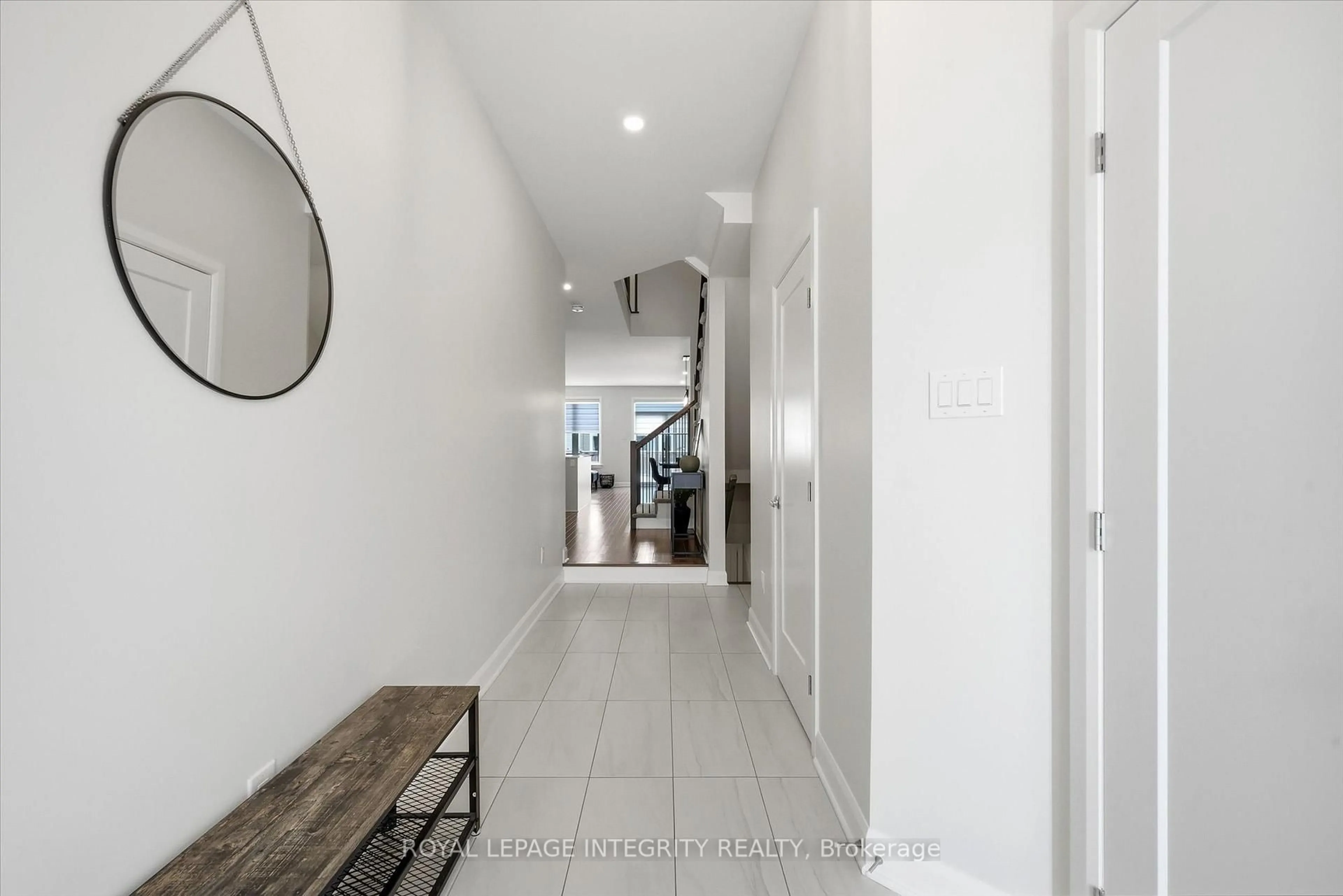 Indoor entryway for 20 Mandevilla Cres, Ottawa Ontario K1T 0Y3