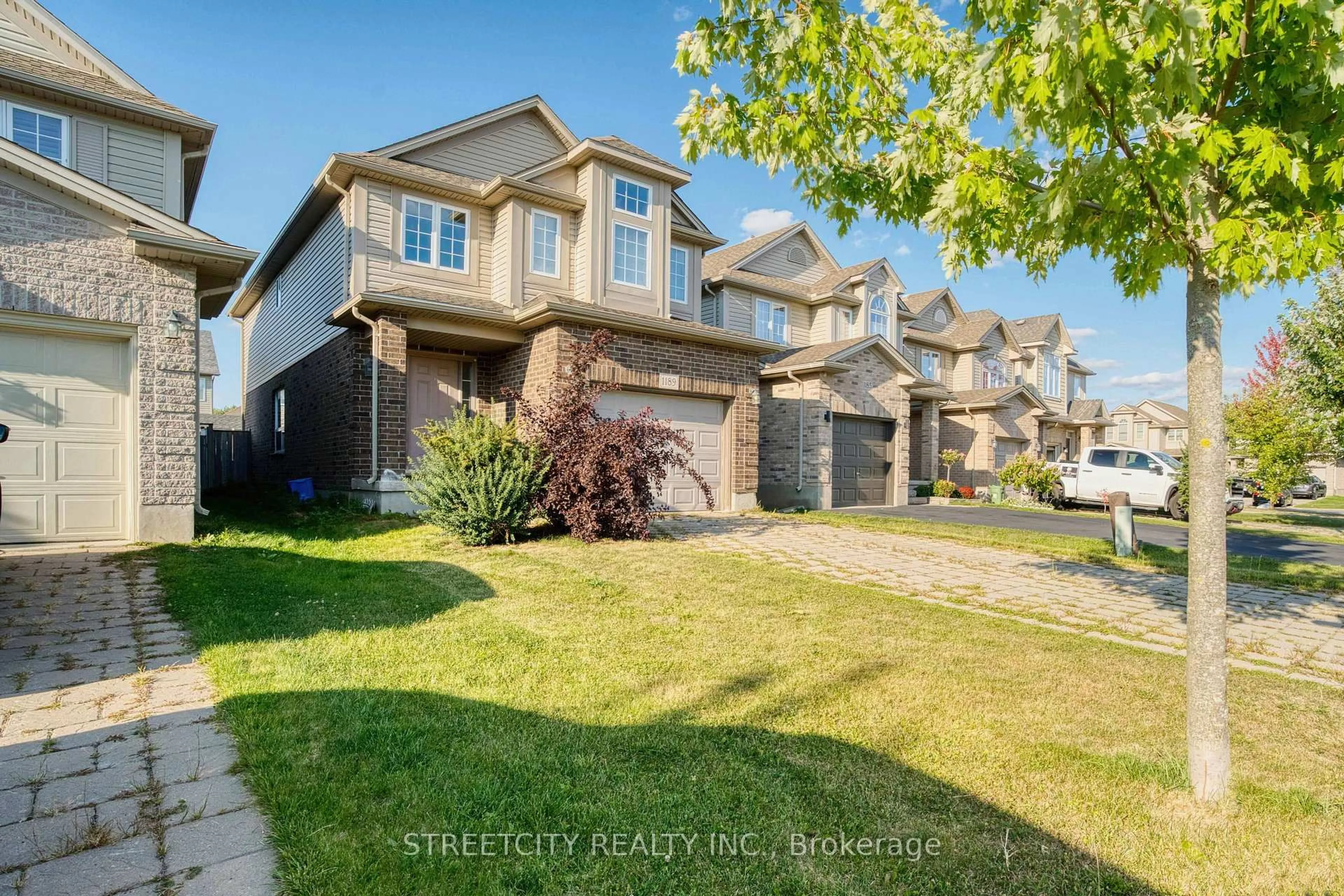 A pic from outside/outdoor area/front of a property/back of a property/a pic from drone, street for 1189 SANDBAR St, London North Ontario N6G 5K2