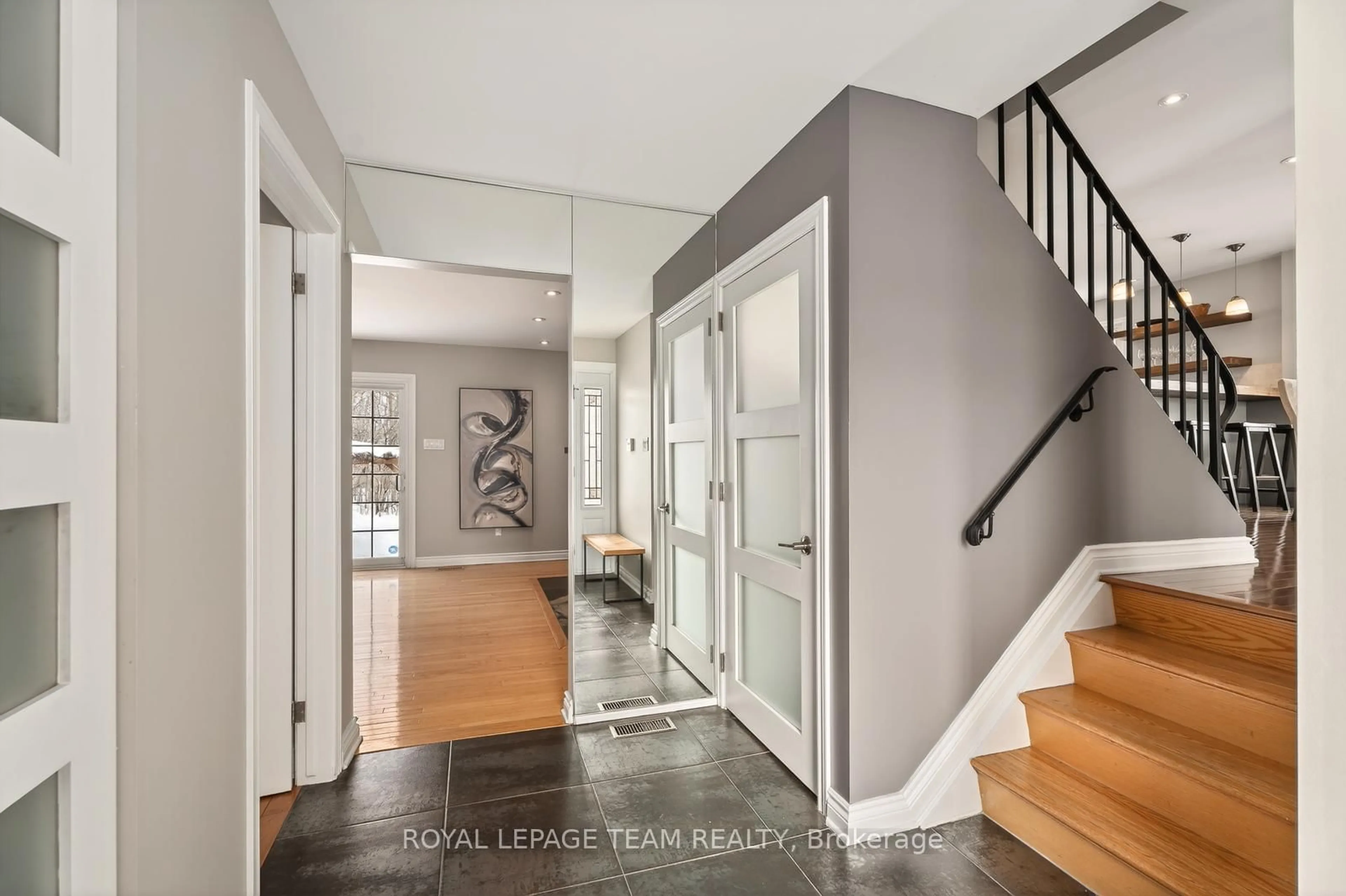 Indoor entryway for 729 Ludgate Crt, Ottawa Ontario K1J 8K8