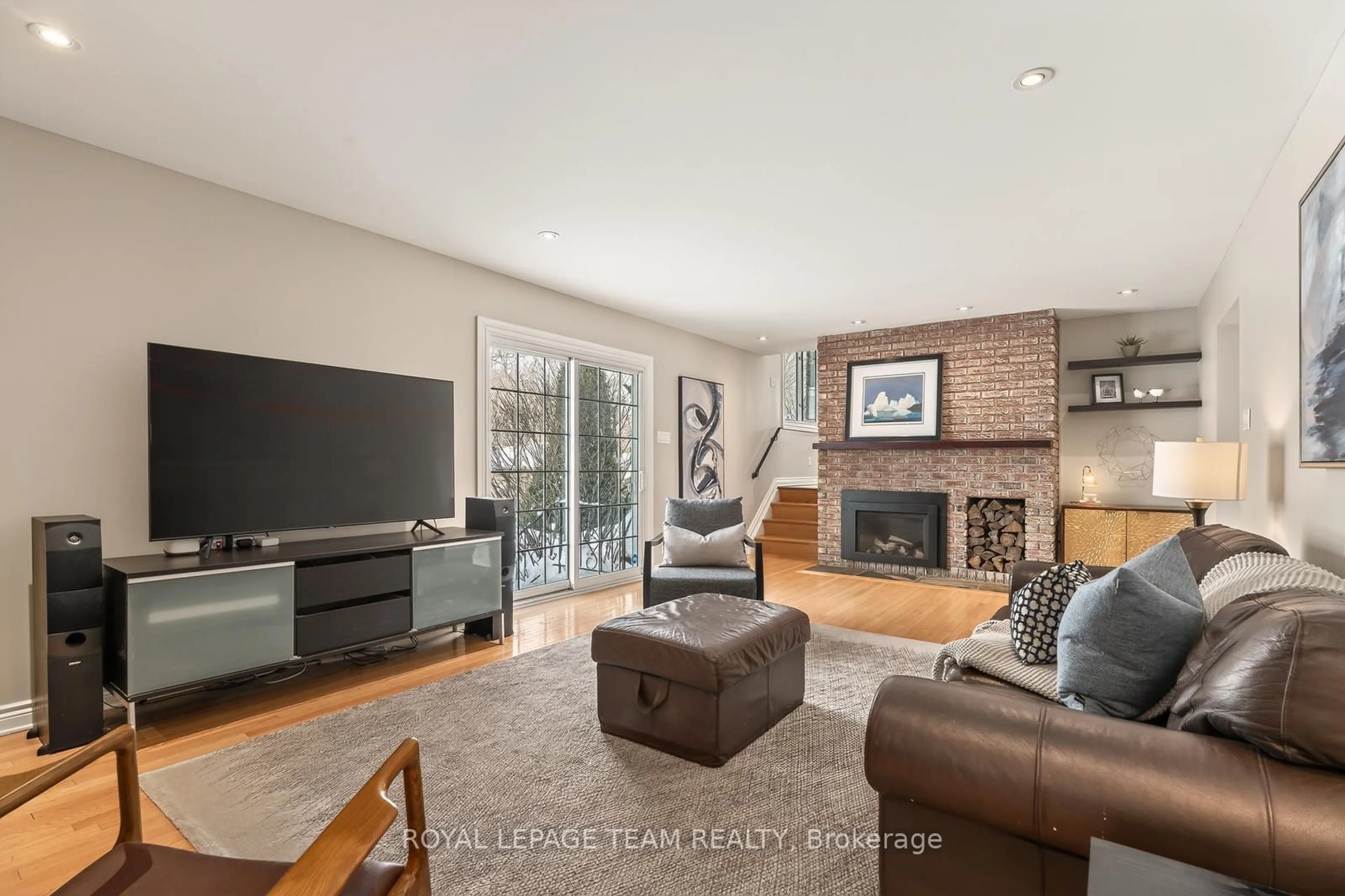 Living room with furniture, unknown for 729 Ludgate Crt, Ottawa Ontario K1J 8K8