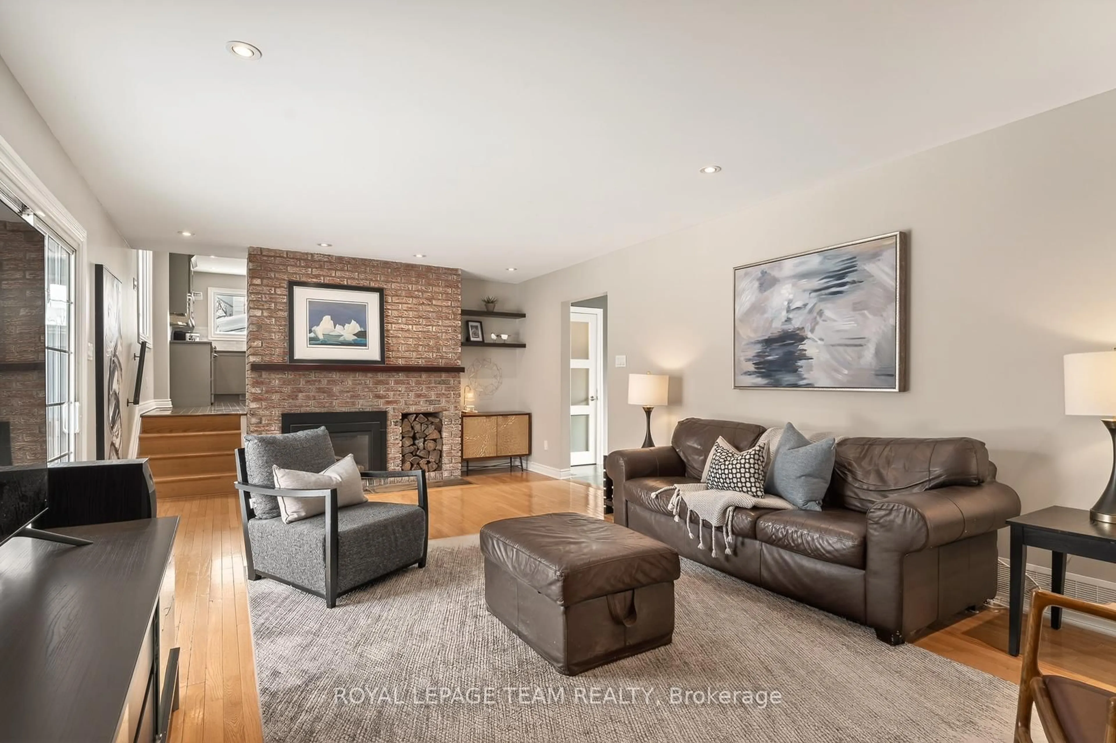 Living room with furniture, unknown for 729 Ludgate Crt, Ottawa Ontario K1J 8K8