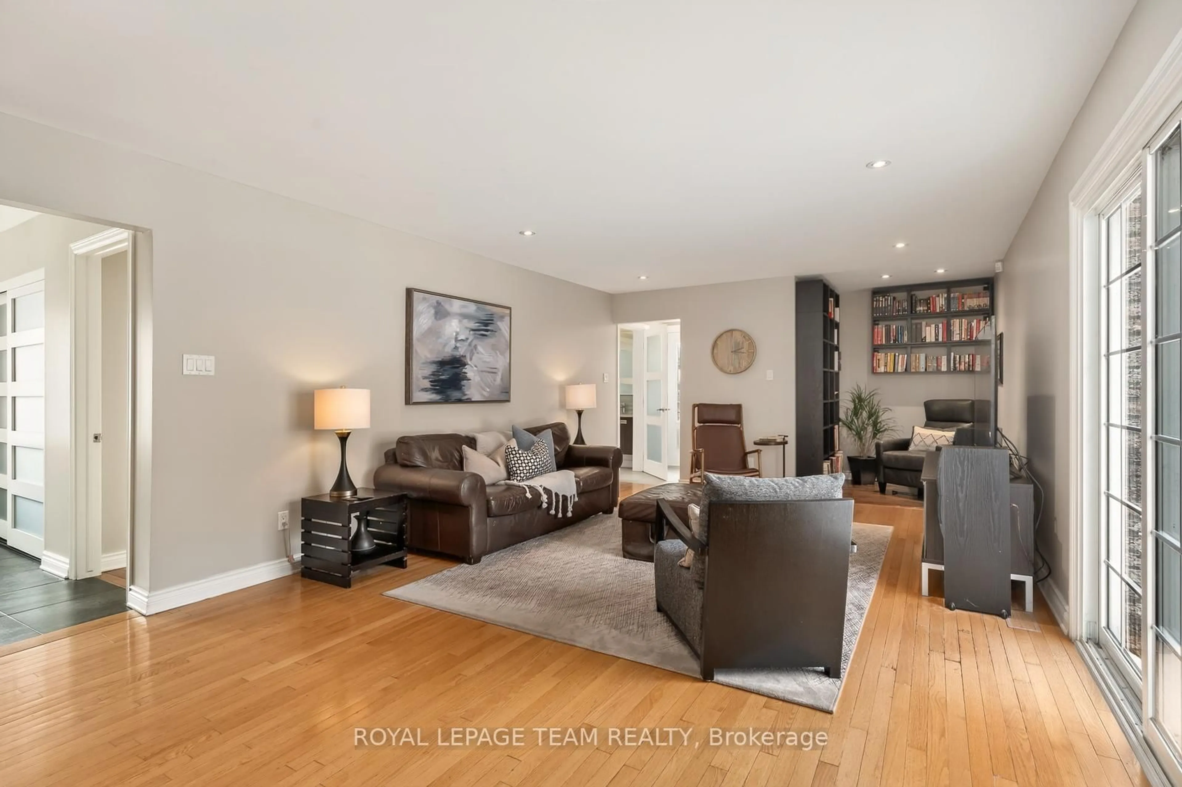 Living room with furniture, wood/laminate floor for 729 Ludgate Crt, Ottawa Ontario K1J 8K8