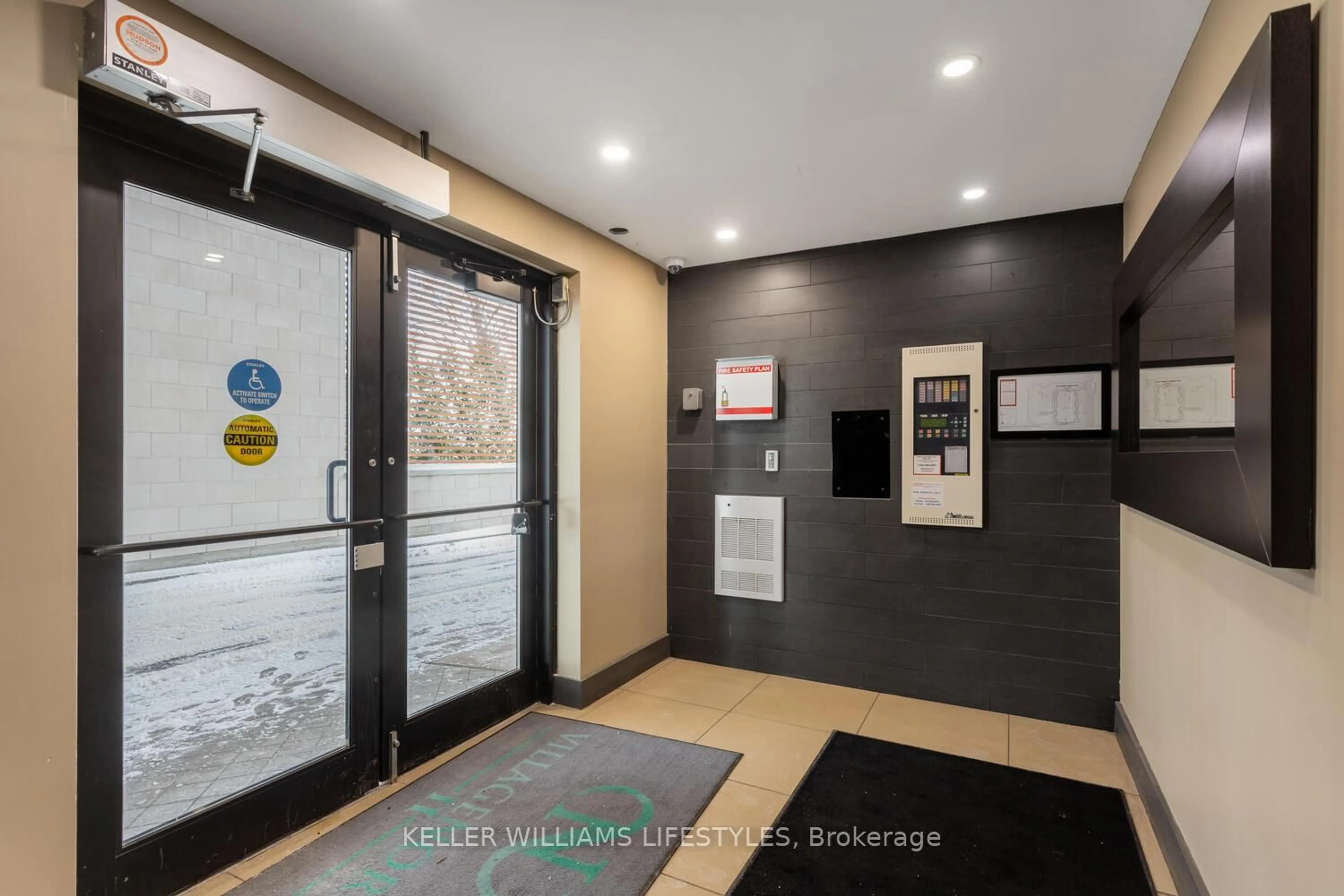 Indoor foyer for 89 Ridout St #409, London South Ontario N6C 3X2