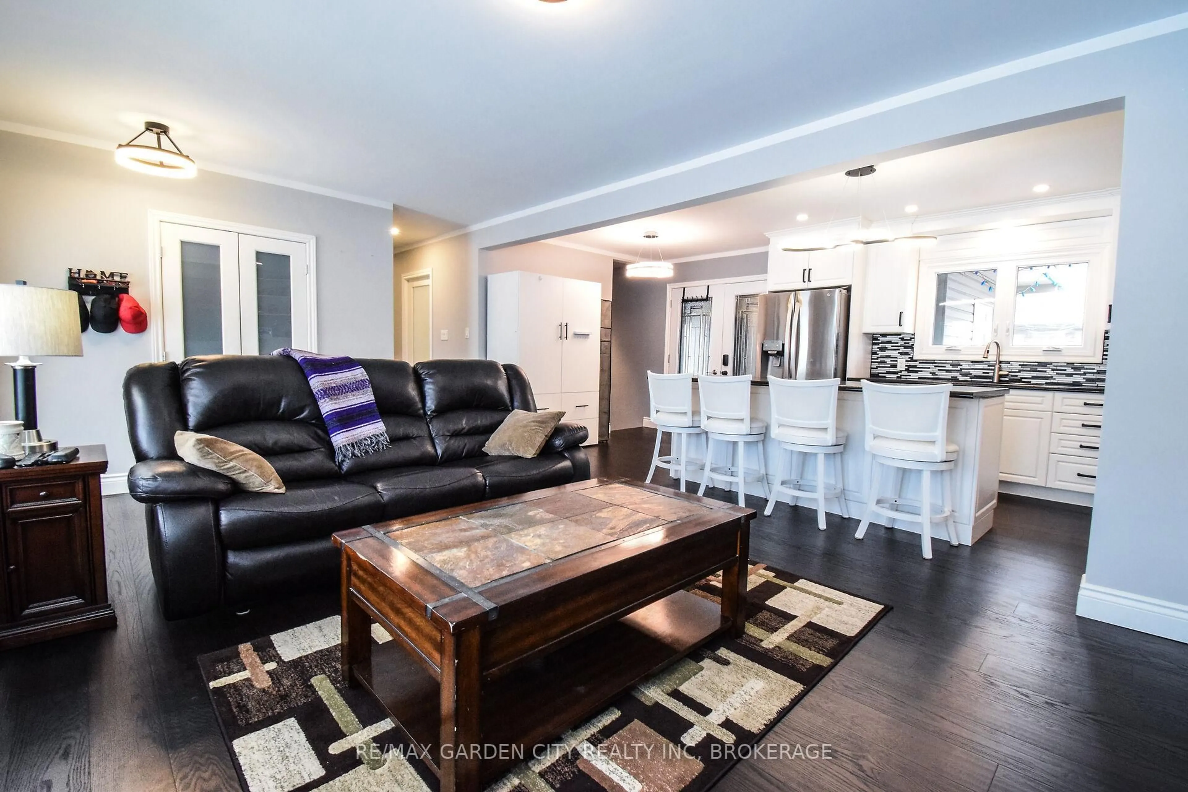 Living room with furniture, unknown for 91 Crescent Dr, Welland Ontario L3B 2X4