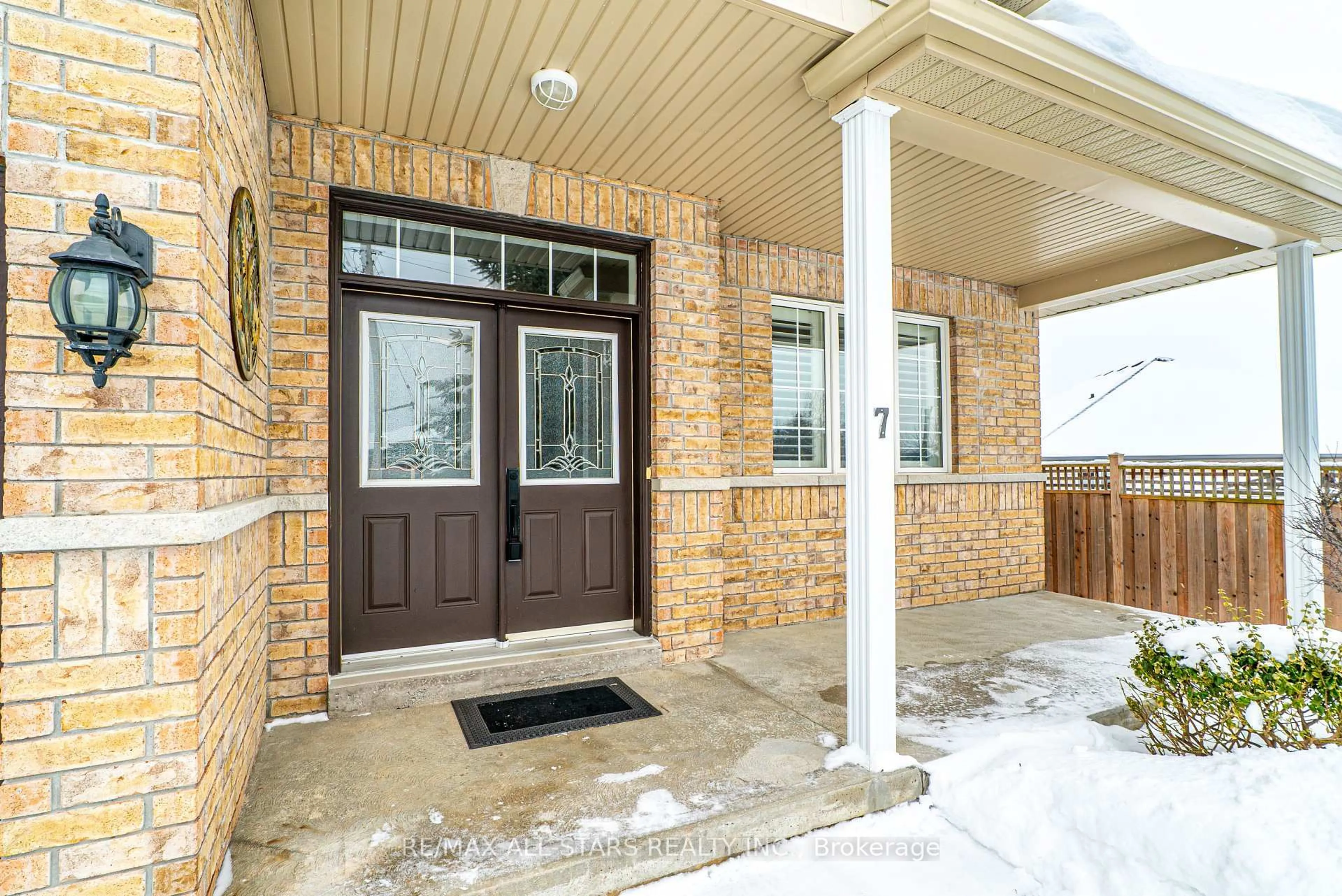 Indoor entryway for 7 Parkside Dr, Kawartha Lakes Ontario K9V 5X9