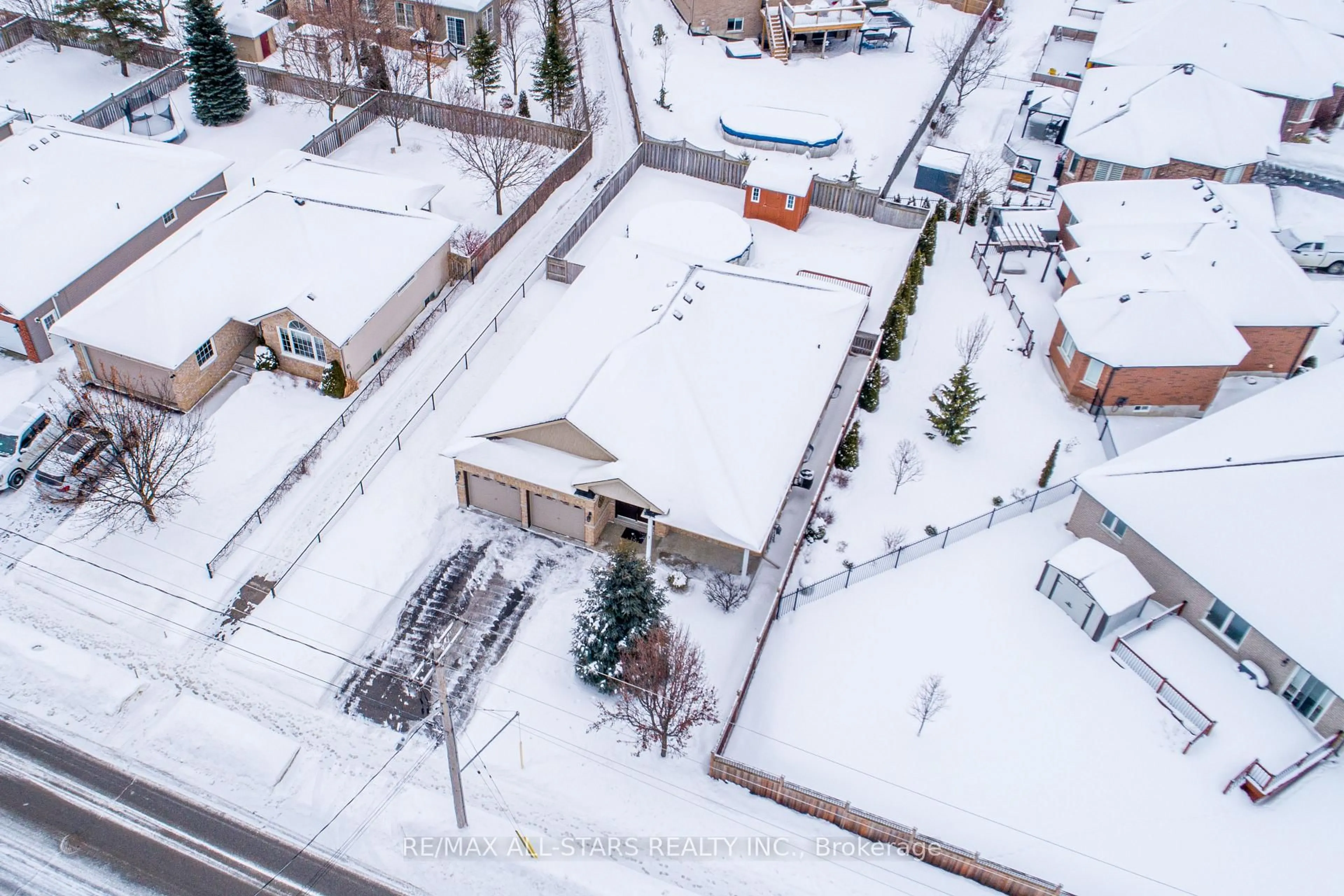 A pic from outside/outdoor area/front of a property/back of a property/a pic from drone, street for 7 Parkside Dr, Kawartha Lakes Ontario K9V 5X9