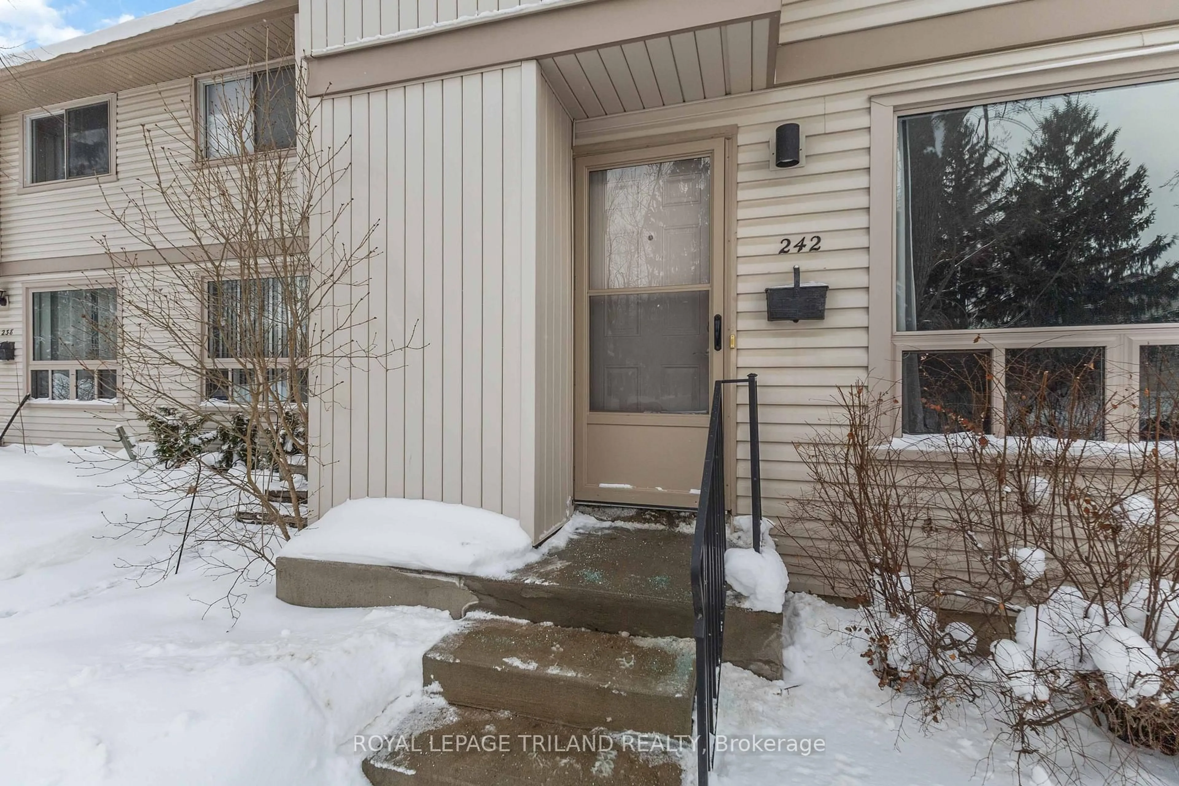 Indoor entryway for 242 Monmore Rd, London North Ontario N6G 3B4