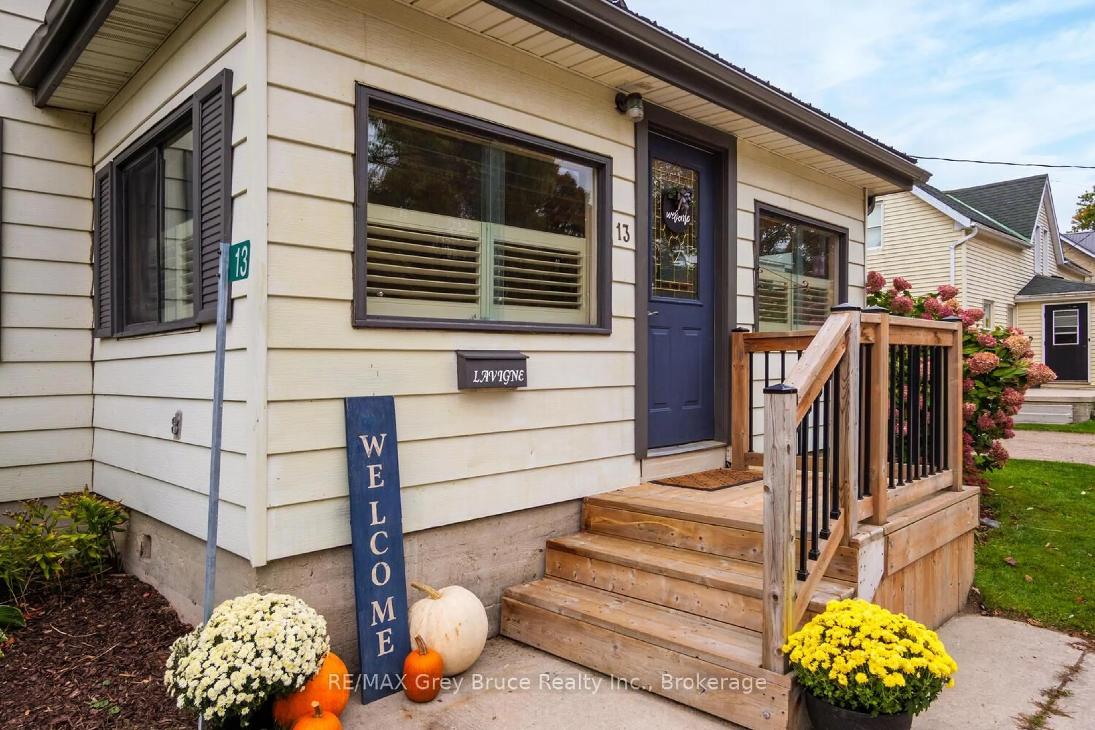 Home with vinyl exterior material, street for 13 King St, Brockton Ontario N0G 1J0