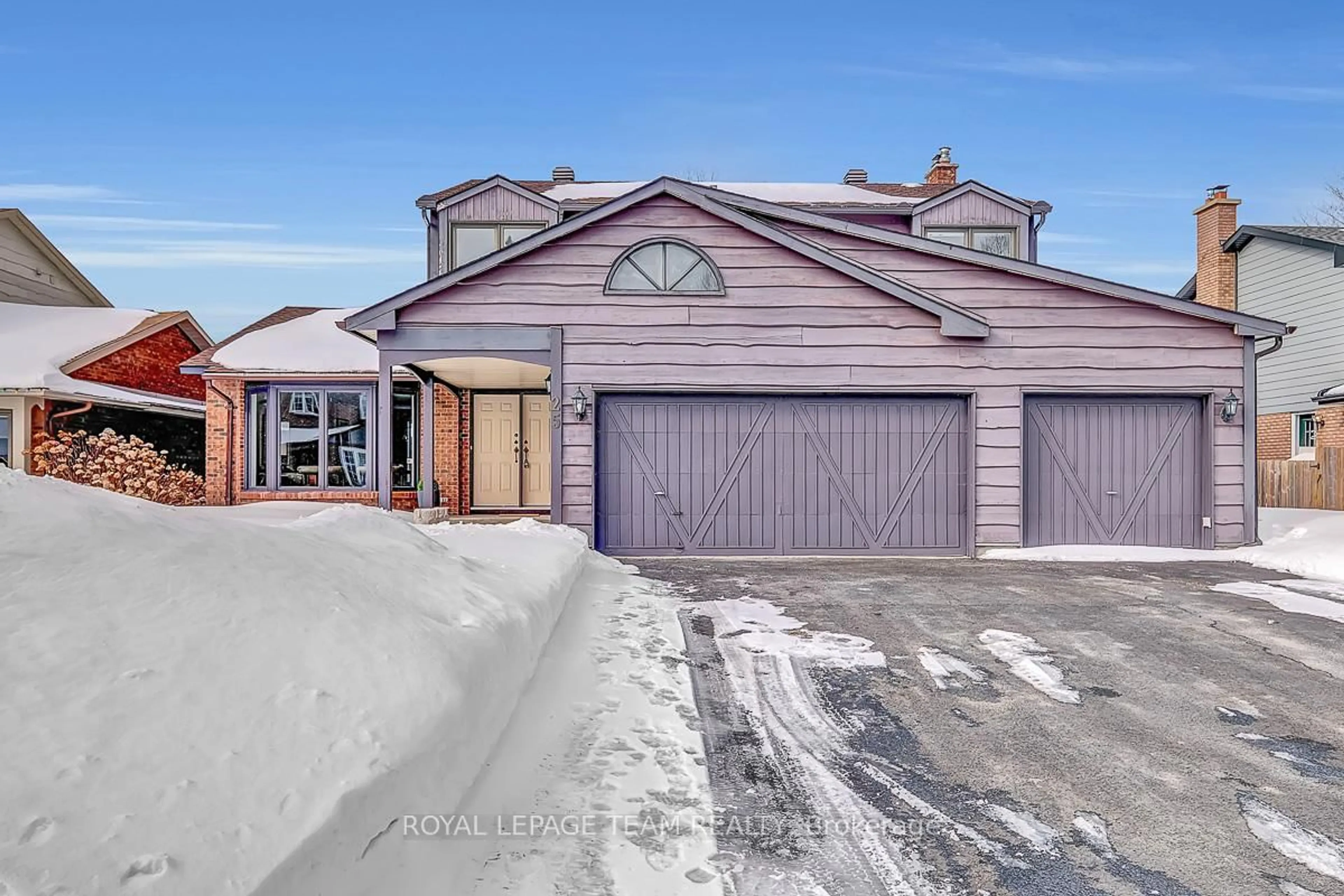 A pic from outside/outdoor area/front of a property/back of a property/a pic from drone, street for 25 Fox Hunt Ave, Ottawa Ontario K1V 0B1