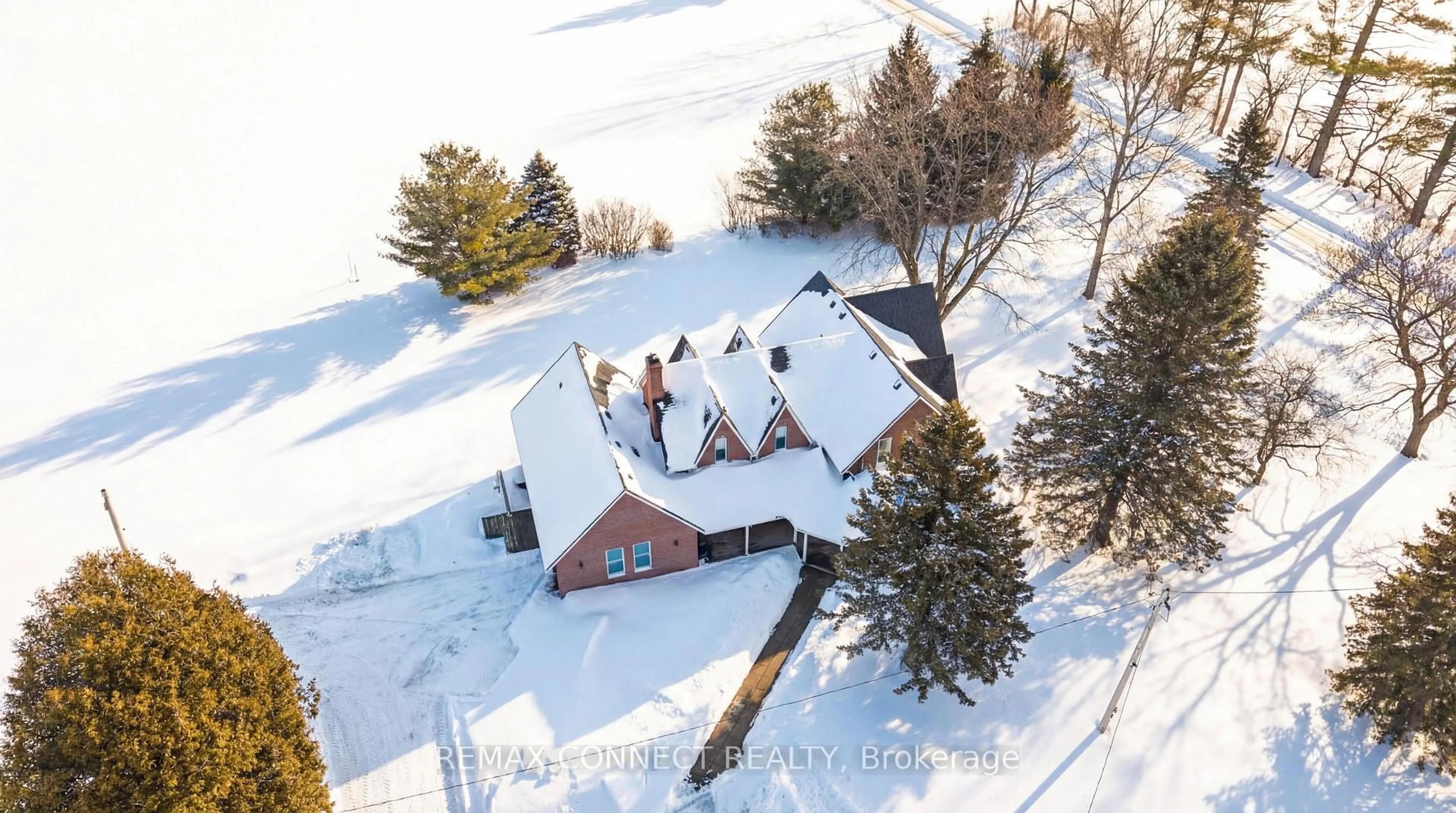 A pic from outside/outdoor area/front of a property/back of a property/a pic from drone, street for 7596 Vimy Ridge Rd, Hamilton Township Ontario L1A 3V6