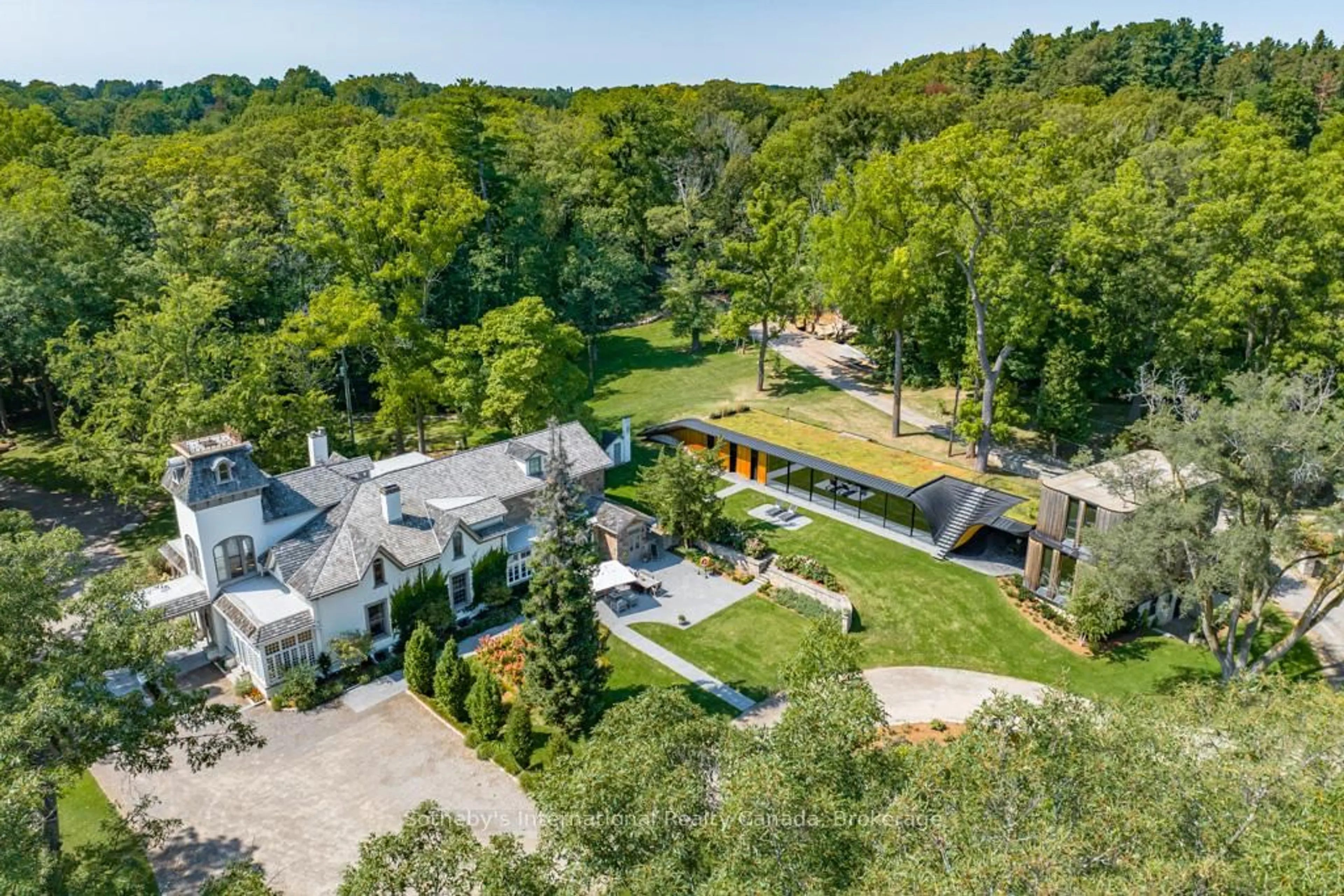 A pic from outside/outdoor area/front of a property/back of a property/a pic from drone, unknown for 1 Springhill St, Hamilton Ontario L9H 4V2