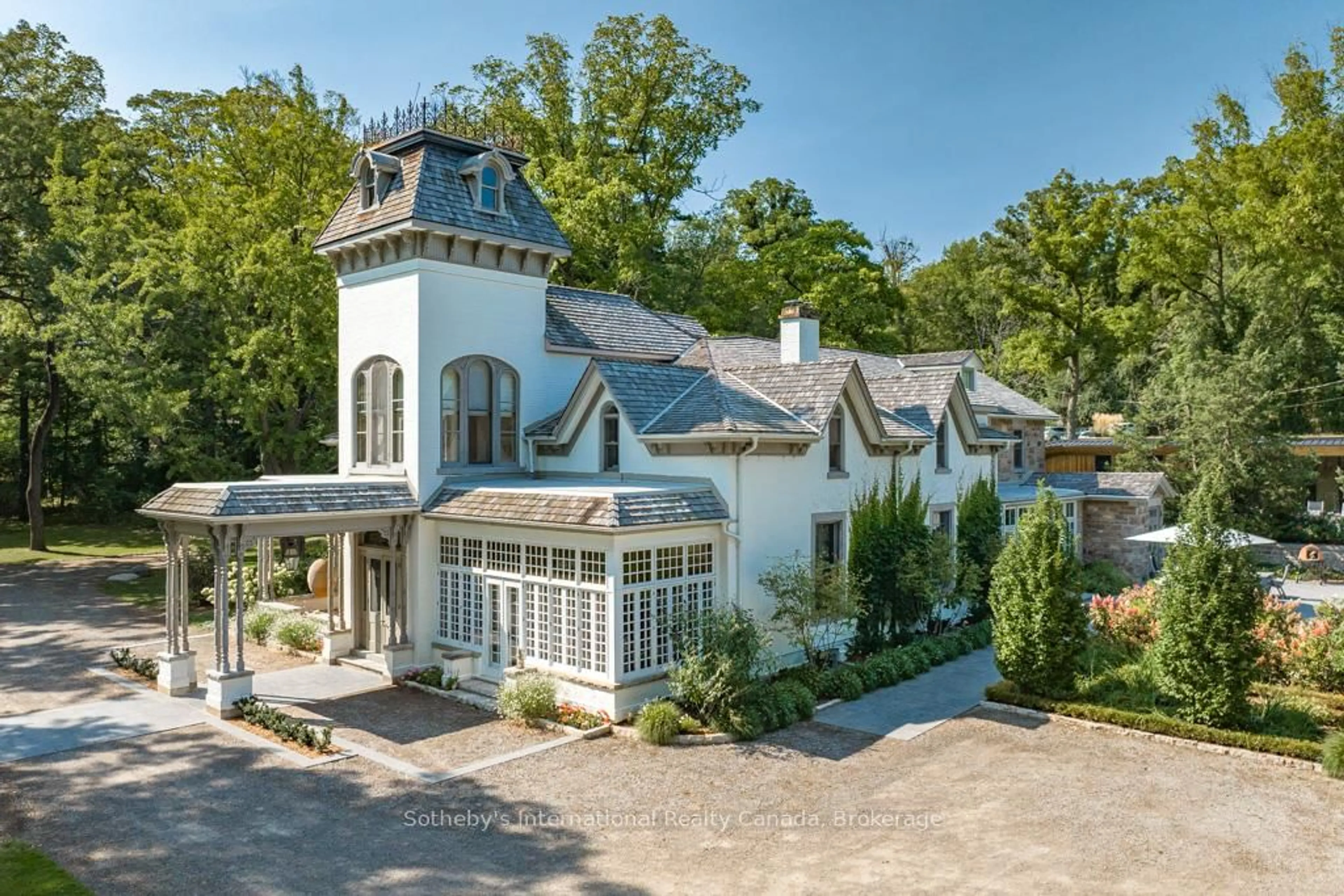 A pic from outside/outdoor area/front of a property/back of a property/a pic from drone, unknown for 1 Springhill St, Hamilton Ontario L9H 4V2